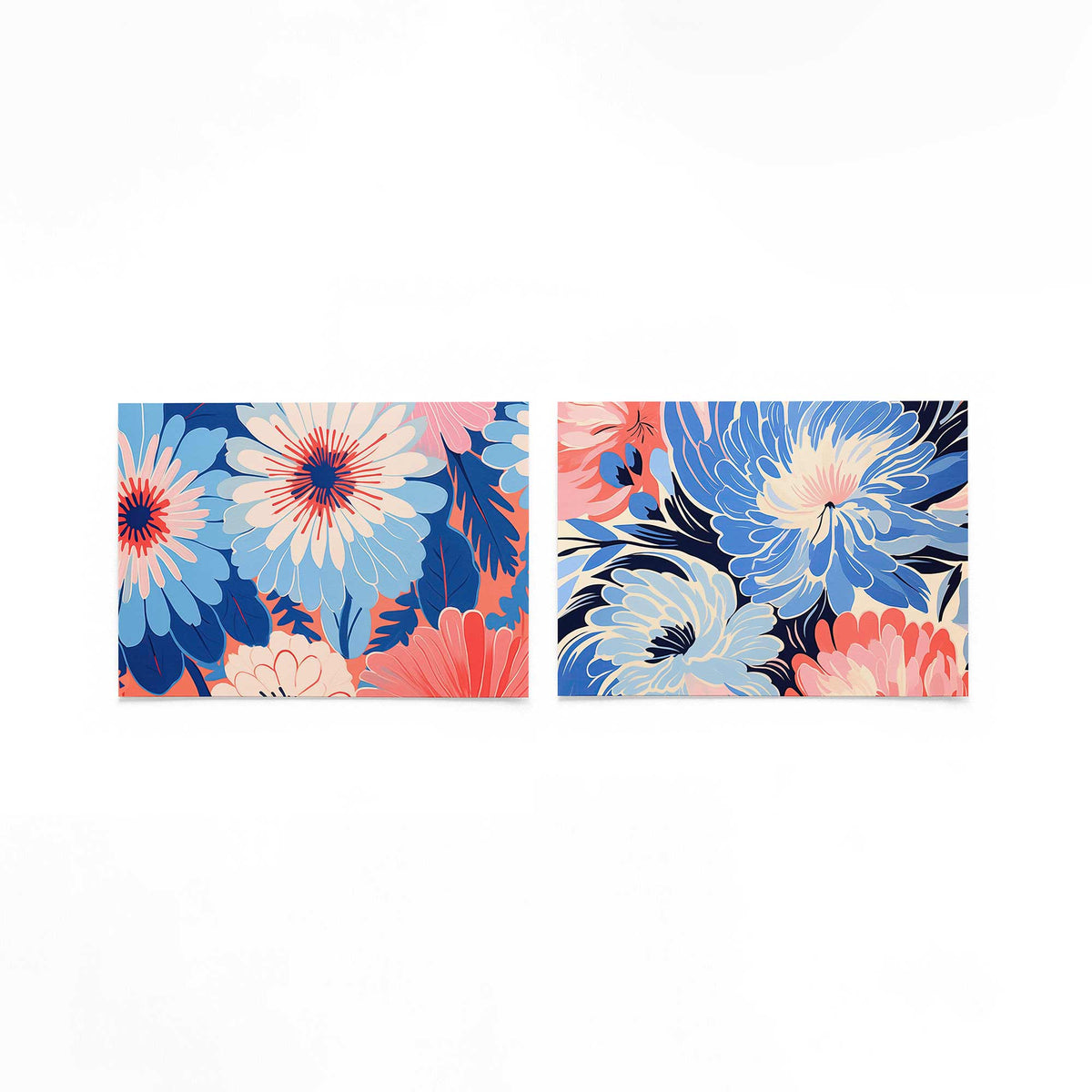 Twee liggende posters met grote bloemen in blauw, roze en wit vullen het beeld op een gebroken witte achtergrond