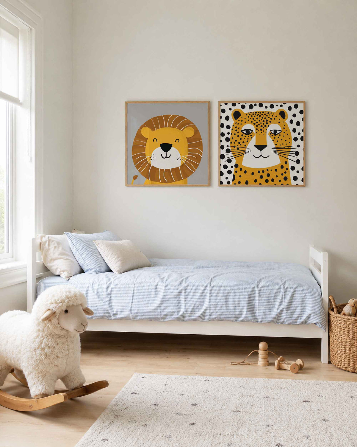 Interieurpresentatie van een tweedelige vierkante posterset met leeuw en jachtluipaard