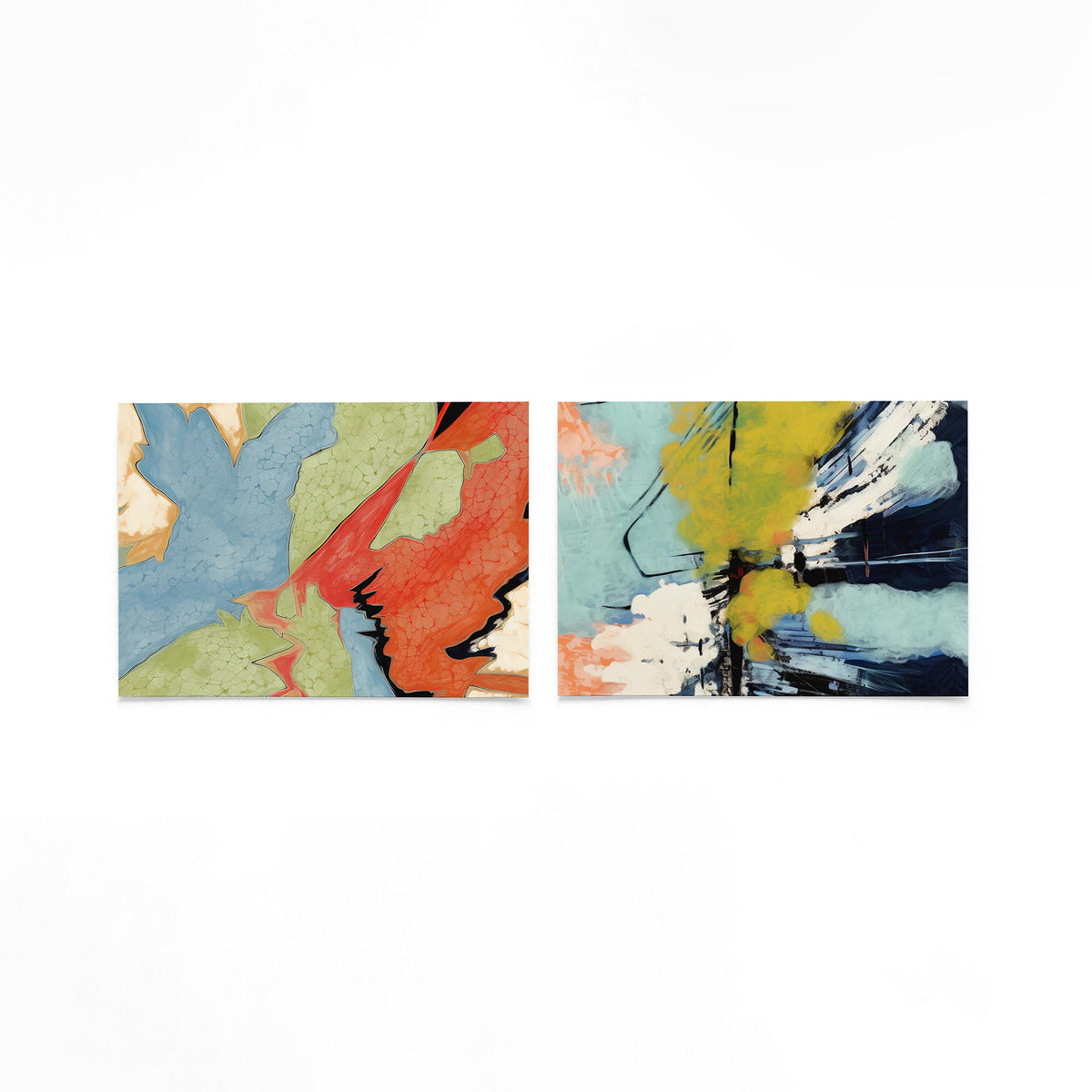 Twee liggende posters met een dynamische mix van blauw, groen en rood op een gebroken witte achtergrond