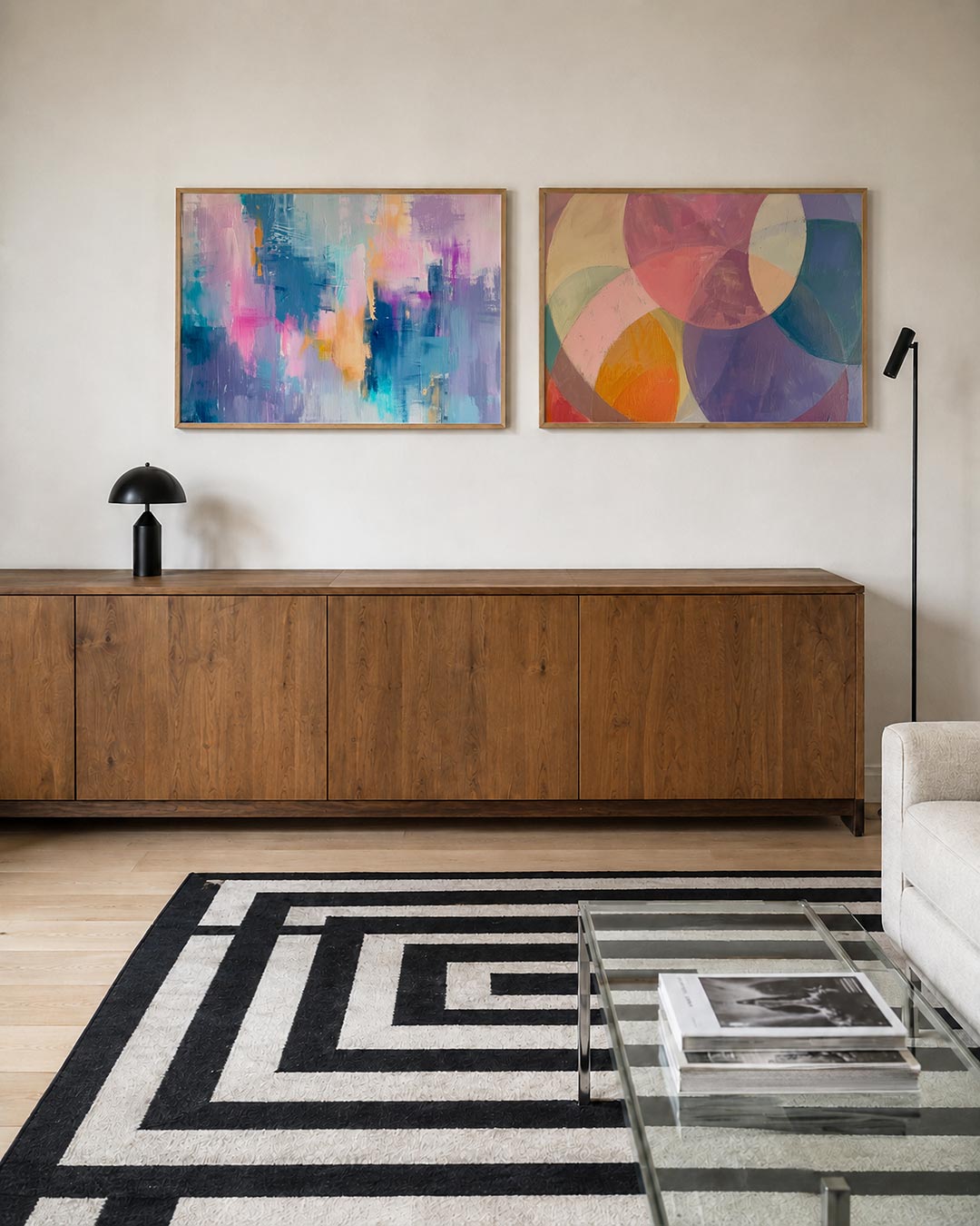 Tweedelige posterset met zachte pasteltinten, getoond in een interieur