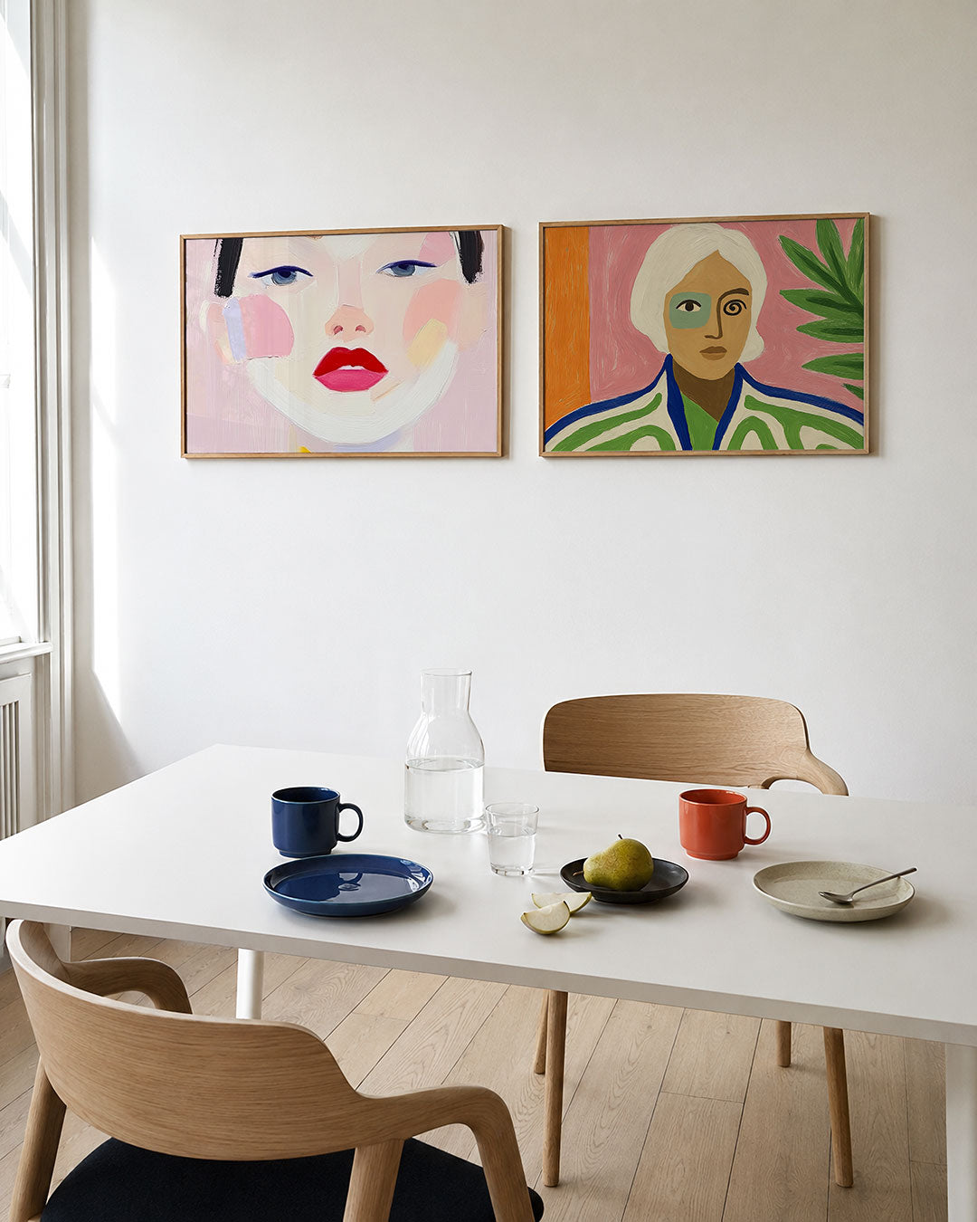 Tweedelige posterset met een gezicht opgebouwd uit zachte kleurvlakken, getoond in een interieur