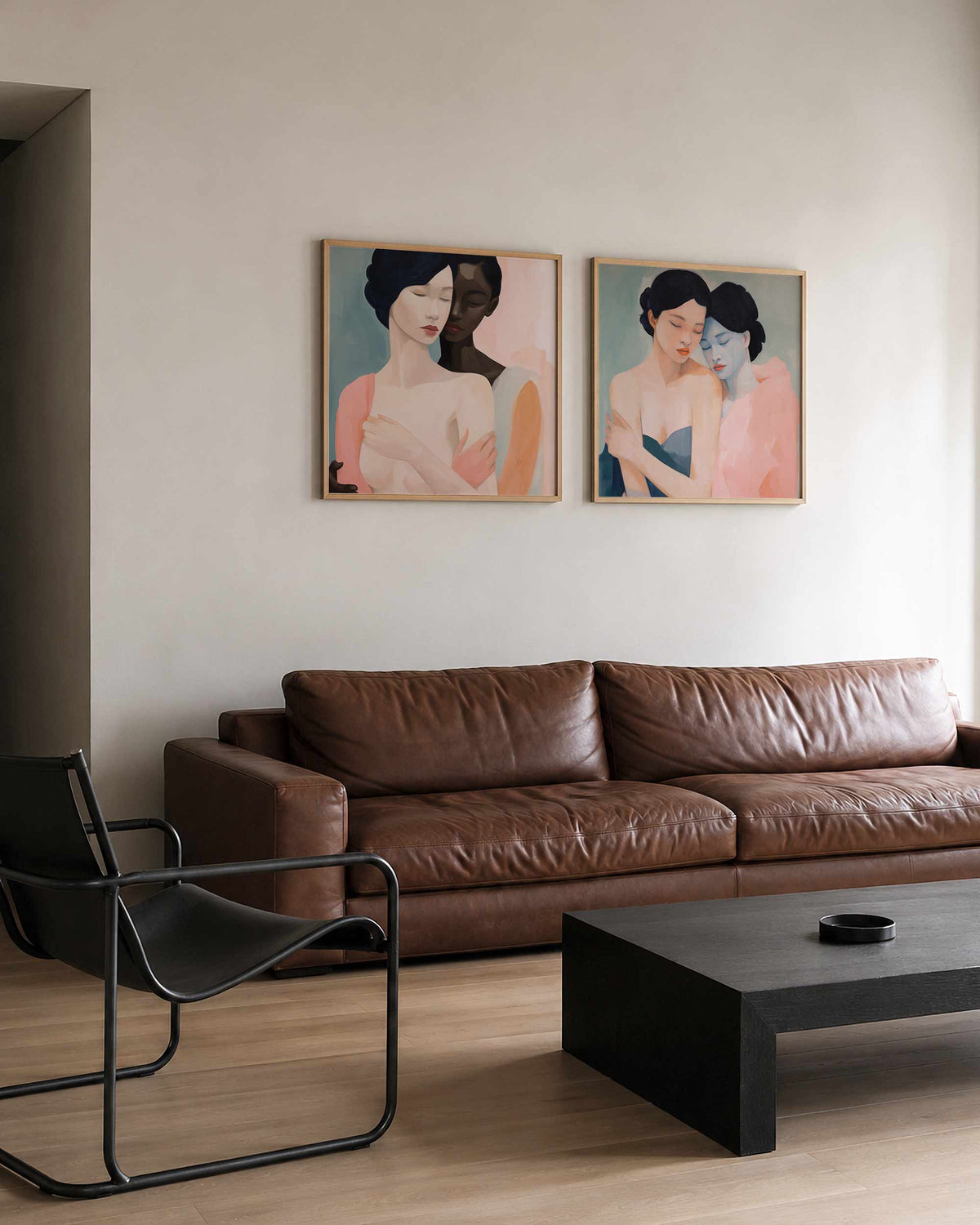 Interieurpresentatie van een tweedelige vierkante posterset met omhelzende vrouwen