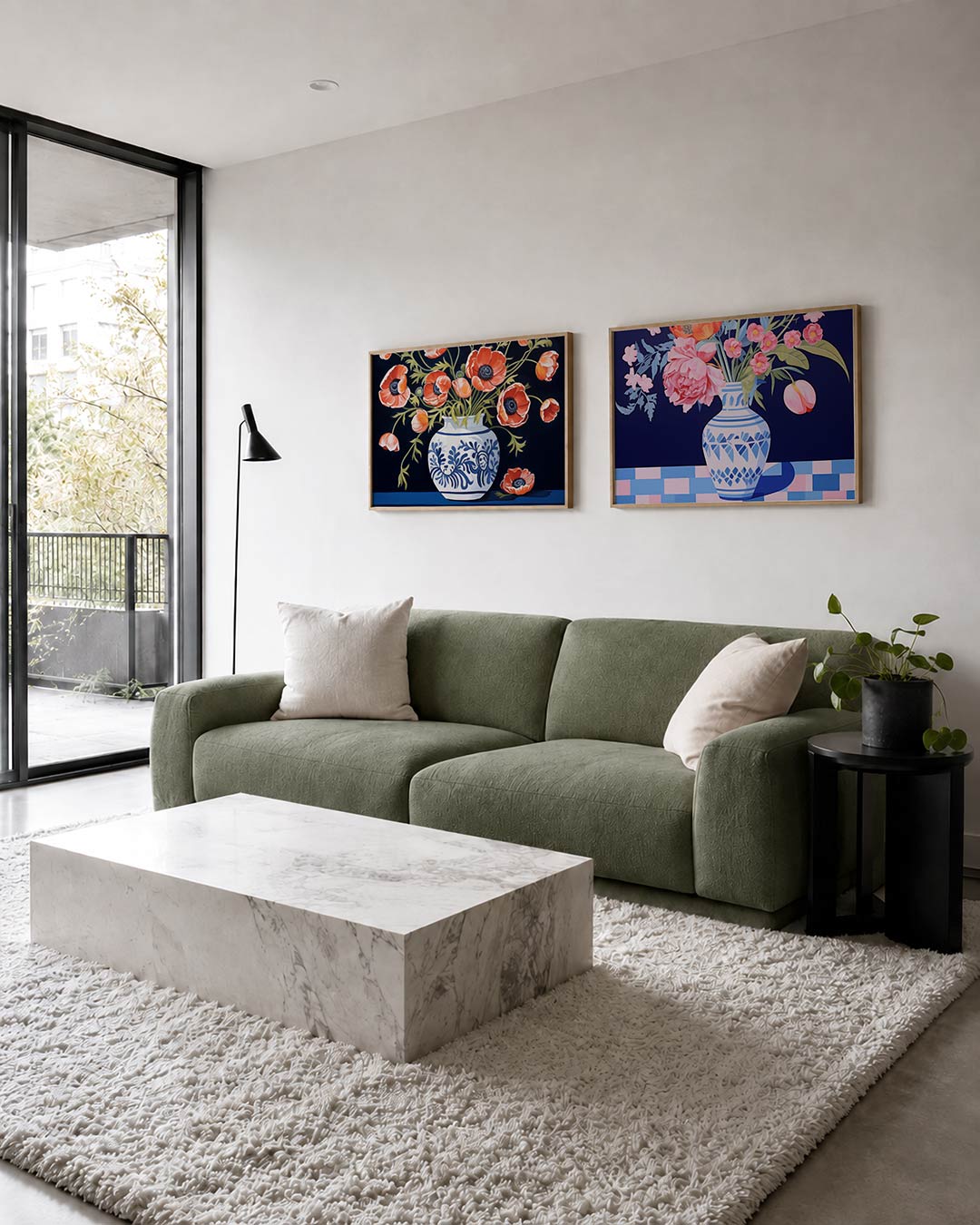 Interieurpresentatie van twee posters met een vaas met blauwe patronen gevuld met levendige oranje bloemen