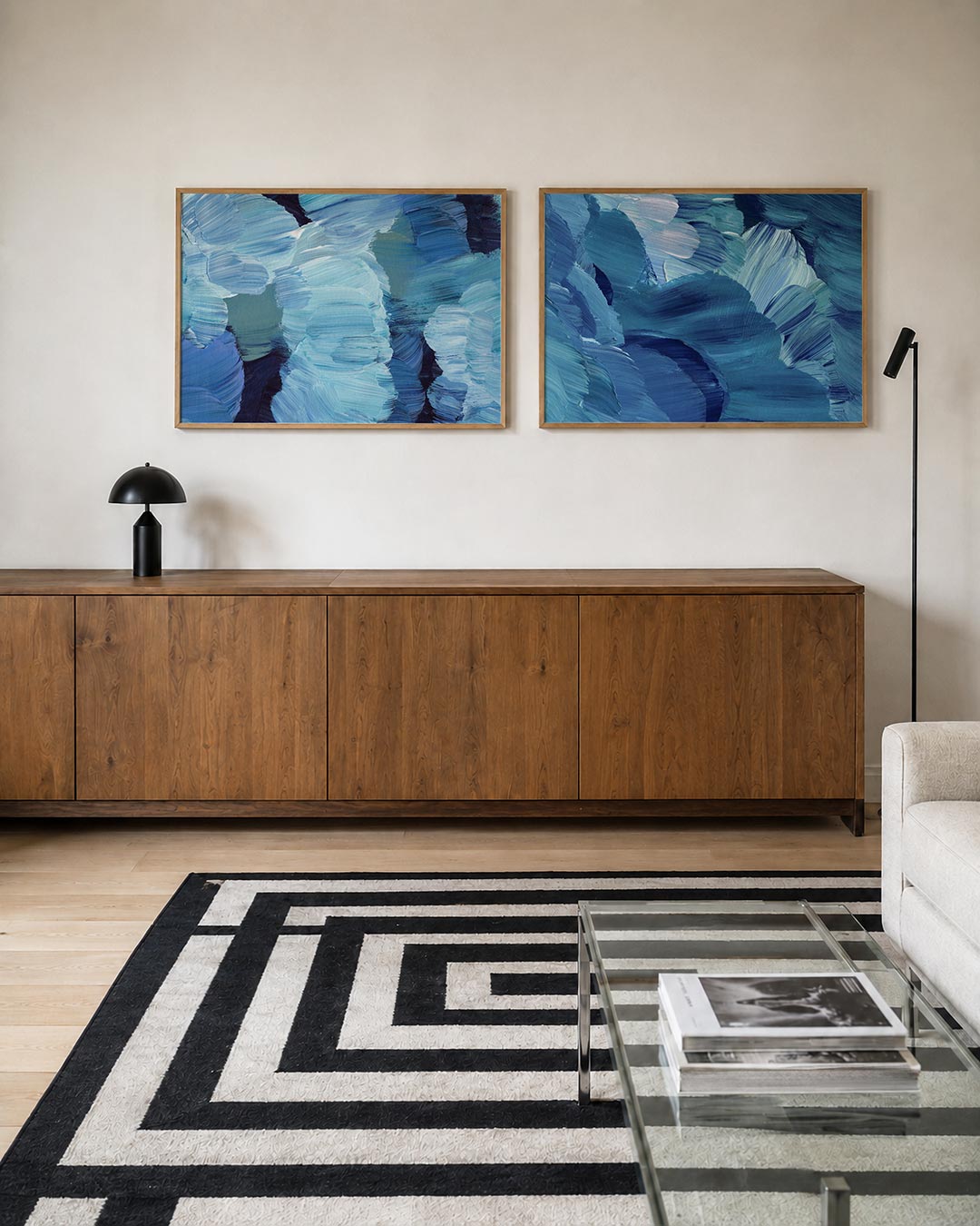 Tweedelige posterset met deze tweedelige posterset heeft blauwe en groene borstelstreken, getoond in een interieur
