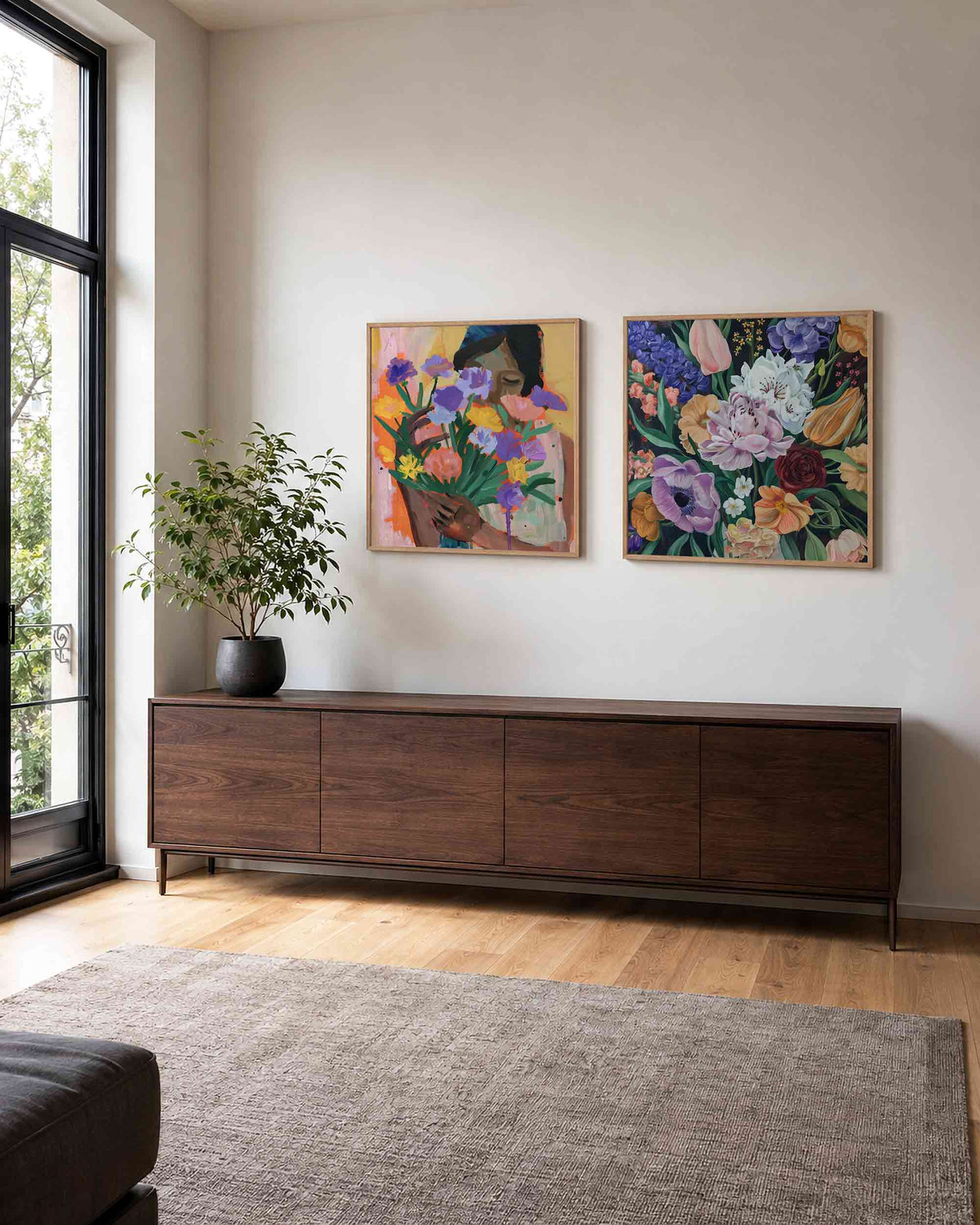 Interieurpresentatie van een tweedelige vierkante posterset met vrouw met bloemen