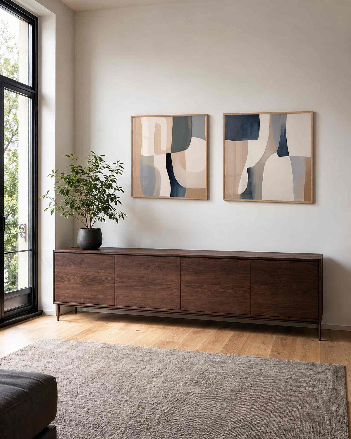 Interieurpresentatie van een tweedelige vierkante posterset met vormen in beige en blauw