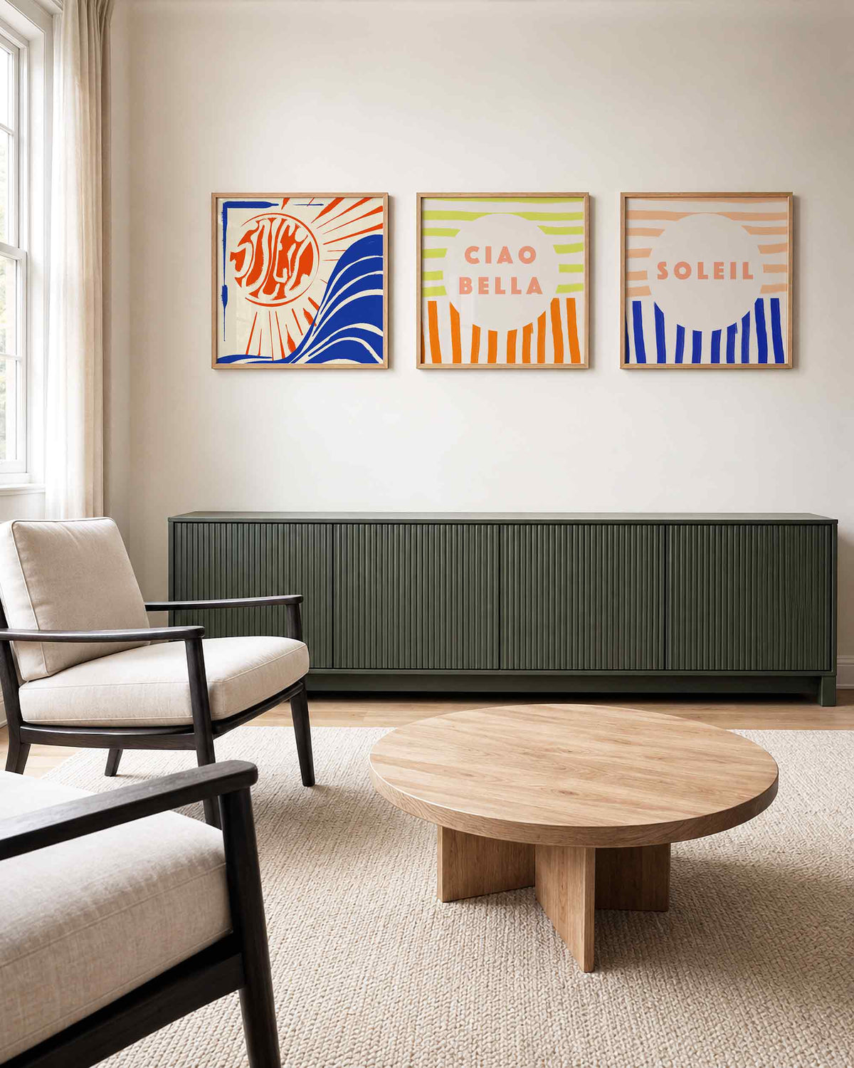 Interieurpresentatie van een driedelige vierkante posterset met zon en ciao bella