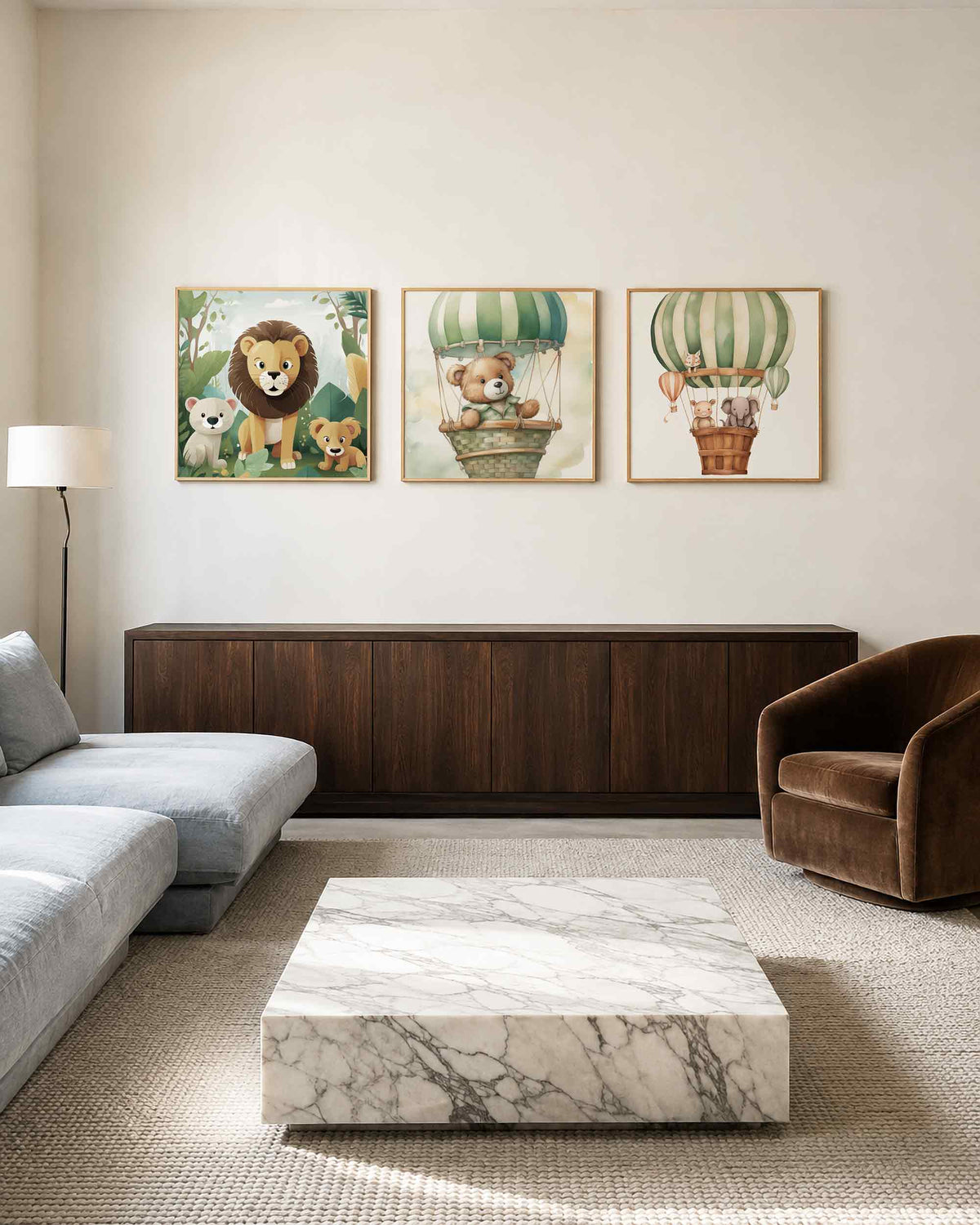 Interieurpresentatie van een driedelige vierkante posterset met dieren en ballonnen