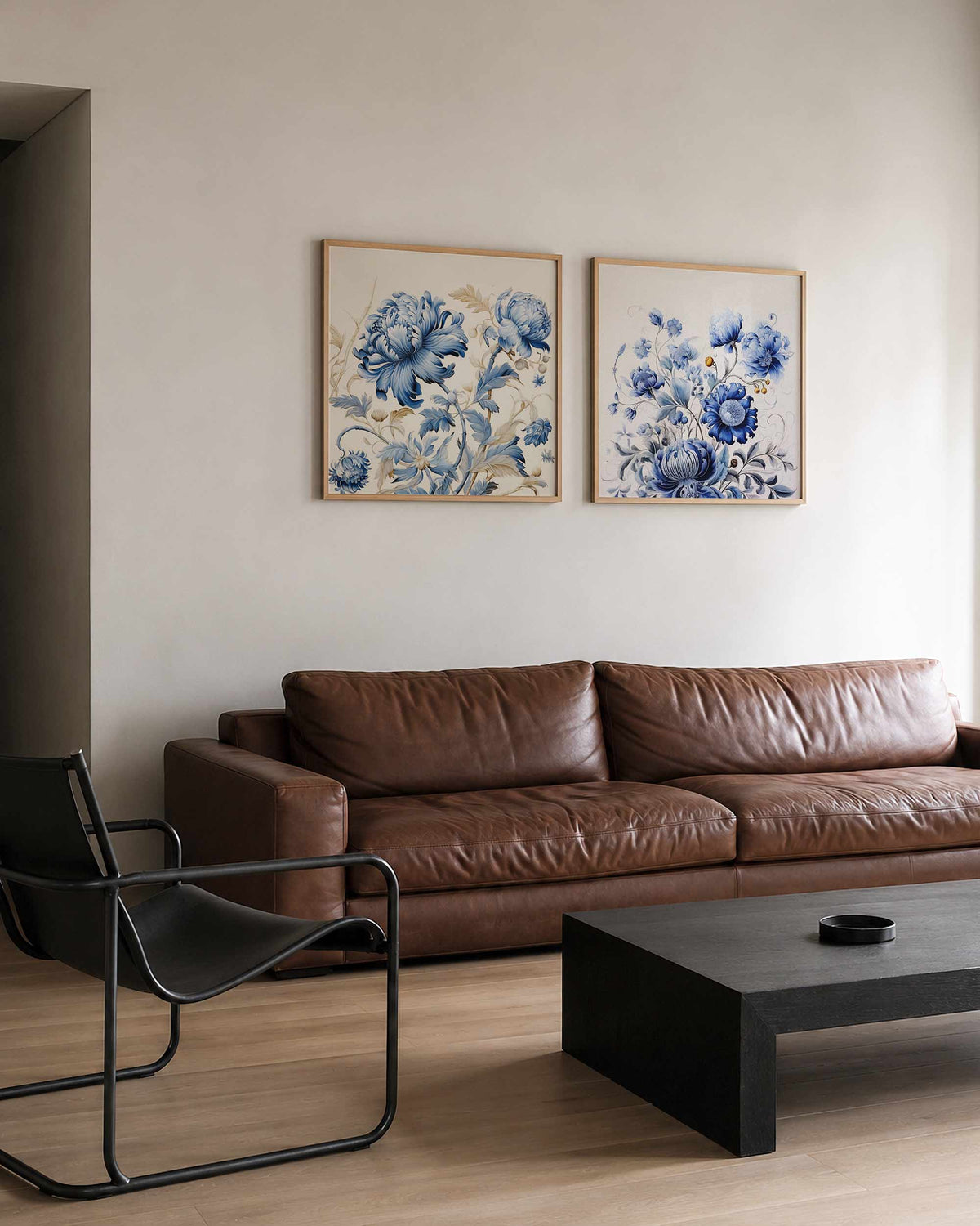 Interieurpresentatie van een tweedelige vierkante posterset met blauwe bloemen