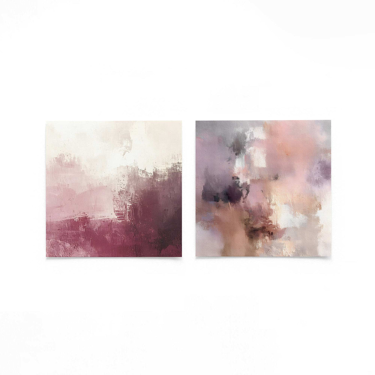 Twee vierkante posters met roze textuur op een gebroken witte achtergrond