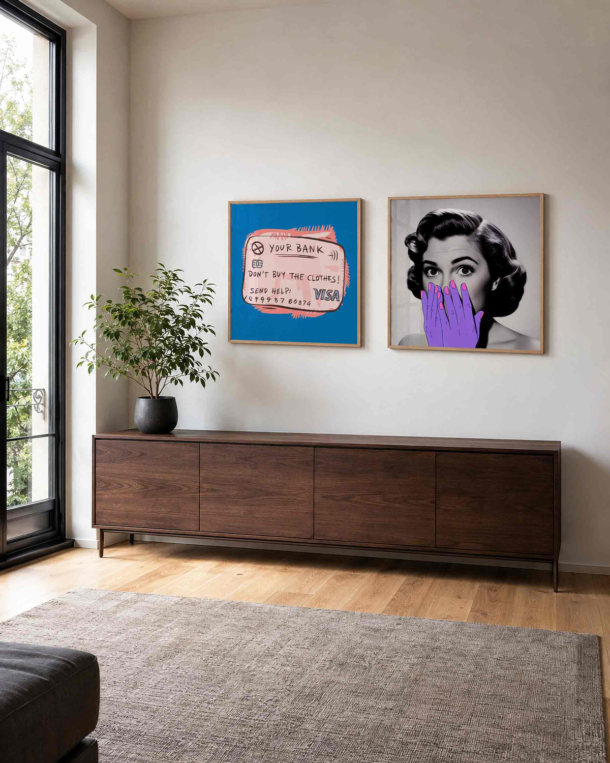Interieurpresentatie van een tweedelige vierkante posterset met bankkaart en vrouw