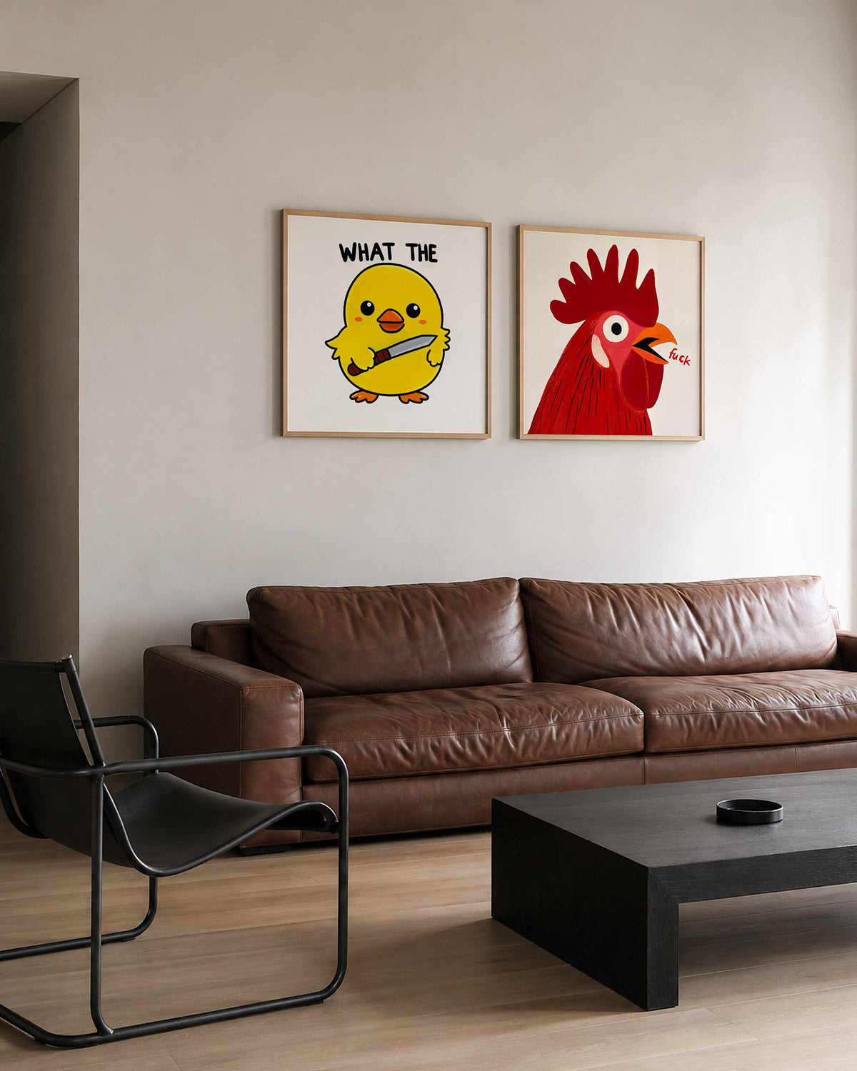 Interieurpresentatie van een tweedelige vierkante posterset met kuiken en haan
