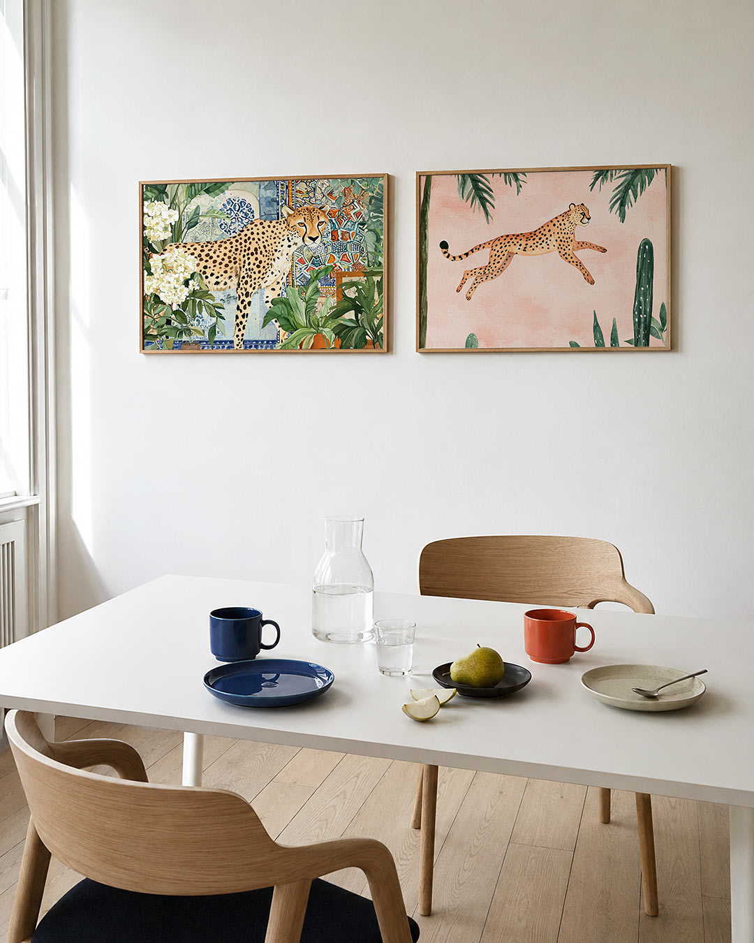 Interieurpresentatie van twee posters met een sierlijke cheetah omringd door weelderige planten en kleurrijke mozaïeken