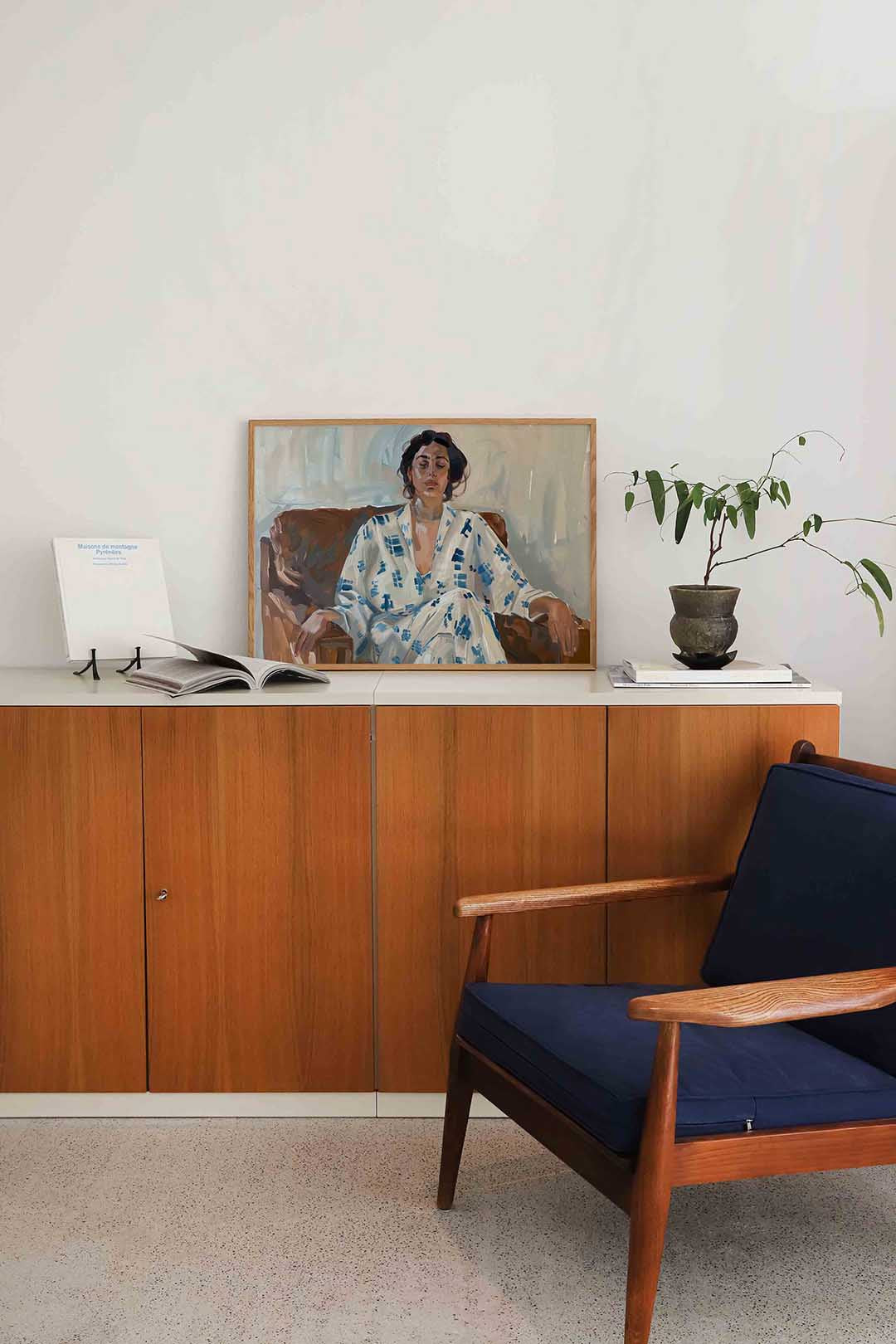 Vrouw in stoel Poster