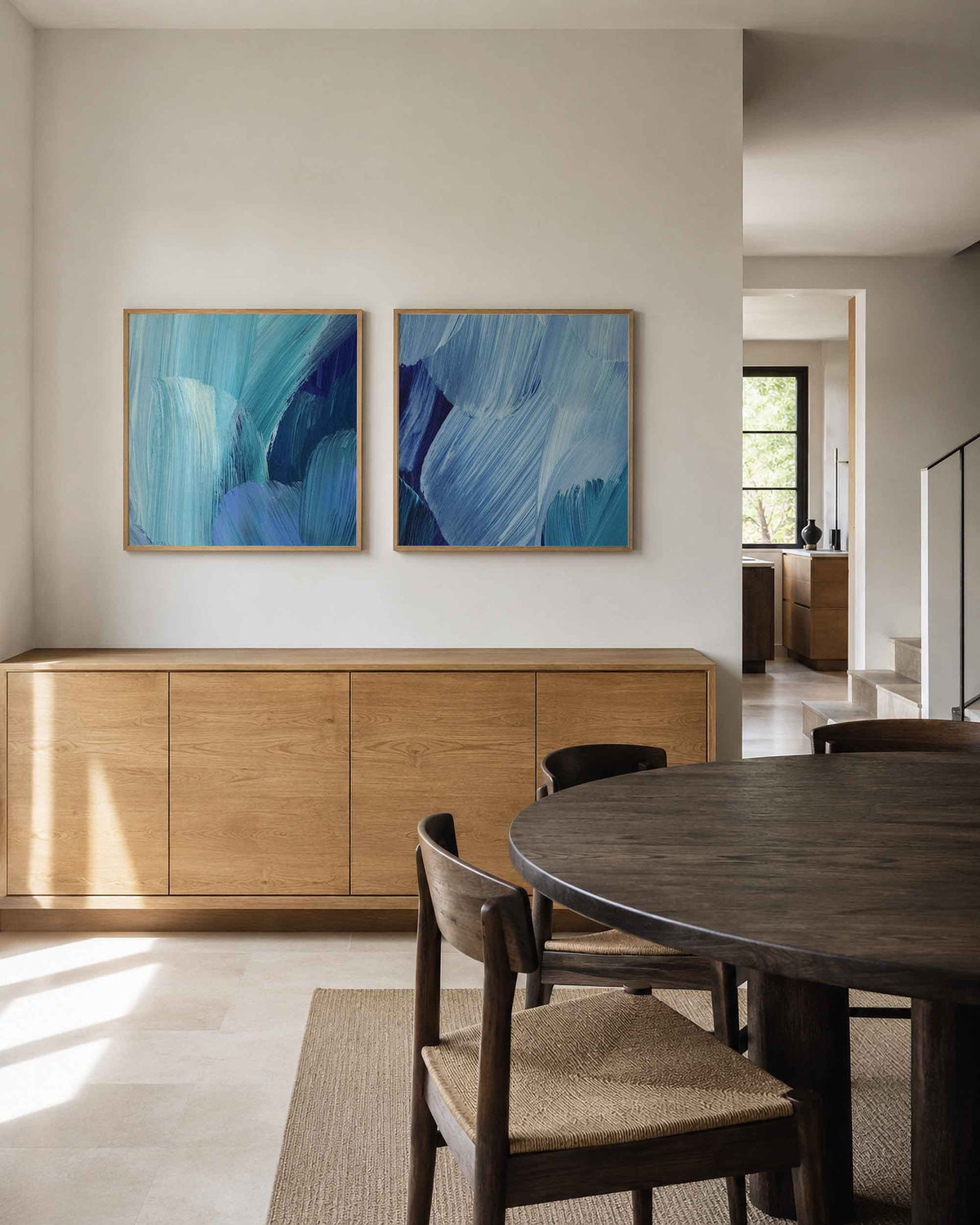 Interieurpresentatie van een tweedelige vierkante posterset met blauwe penseelstreken