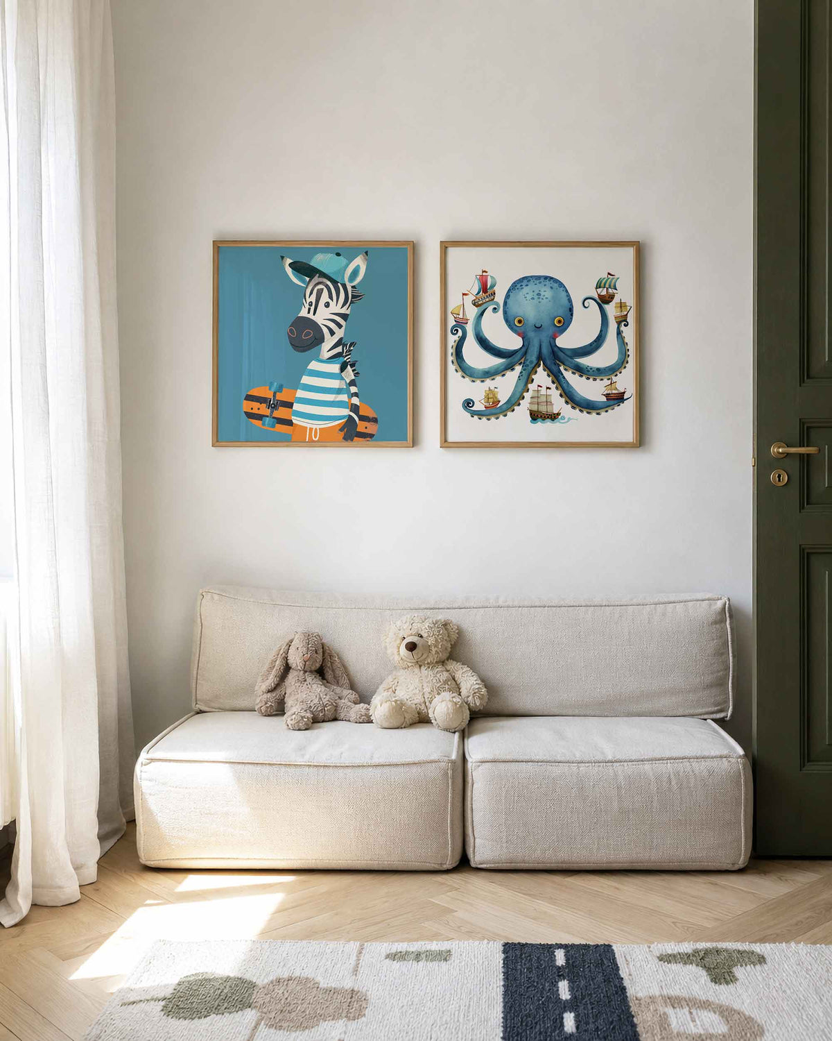 Interieurpresentatie van een tweedelige vierkante posterset met zebra en octopus