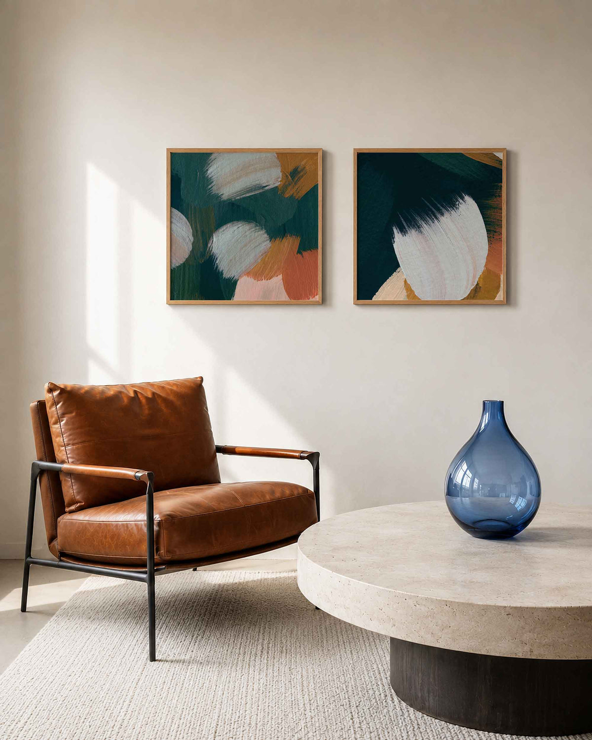 Interieurpresentatie van een tweedelige vierkante posterset met penseelstreken abstract
