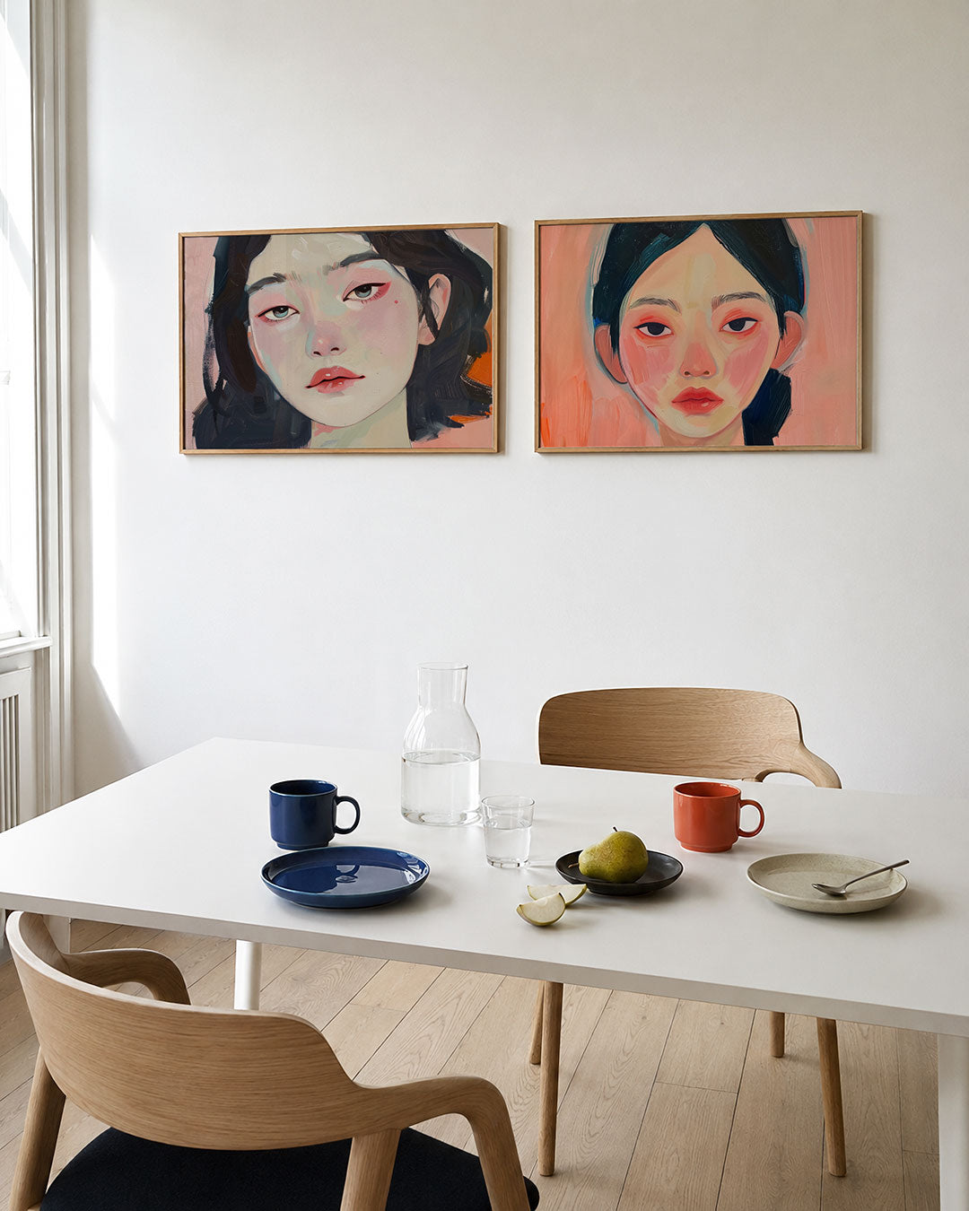 Interieurpresentatie van twee posters met donkere tinten en een rustige visuele opbouw