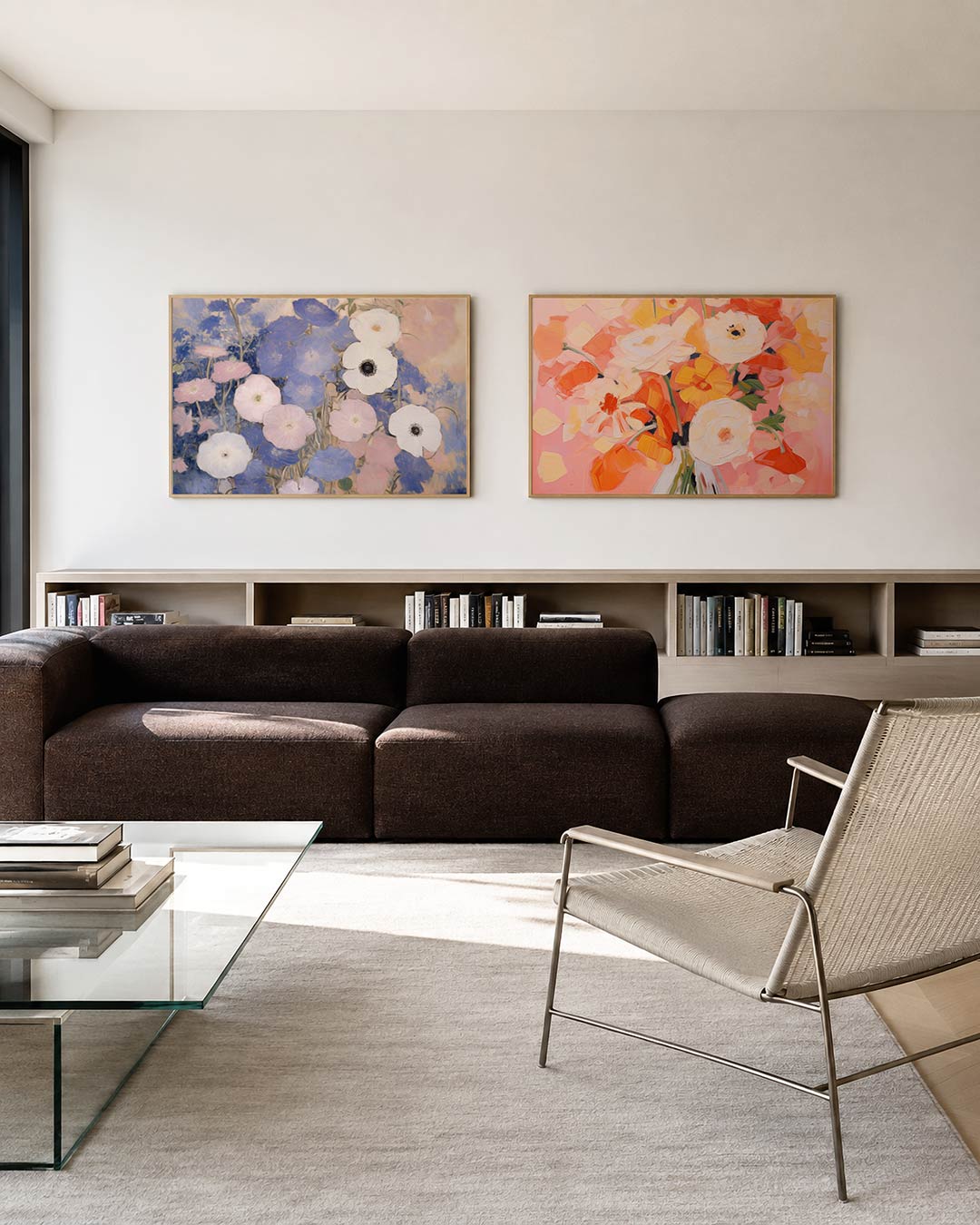 Interieurpresentatie van twee posters met een weelderige verzameling bloemen in zachte tinten