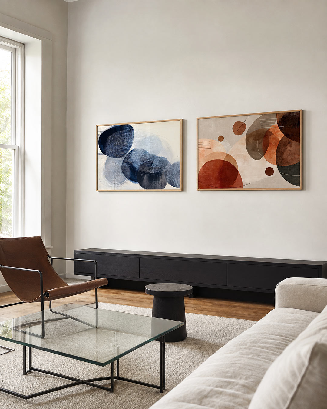 Twee liggende posters met lijnen in cirkelvormige patronen in blauw en wit, aan de muur in een interieur