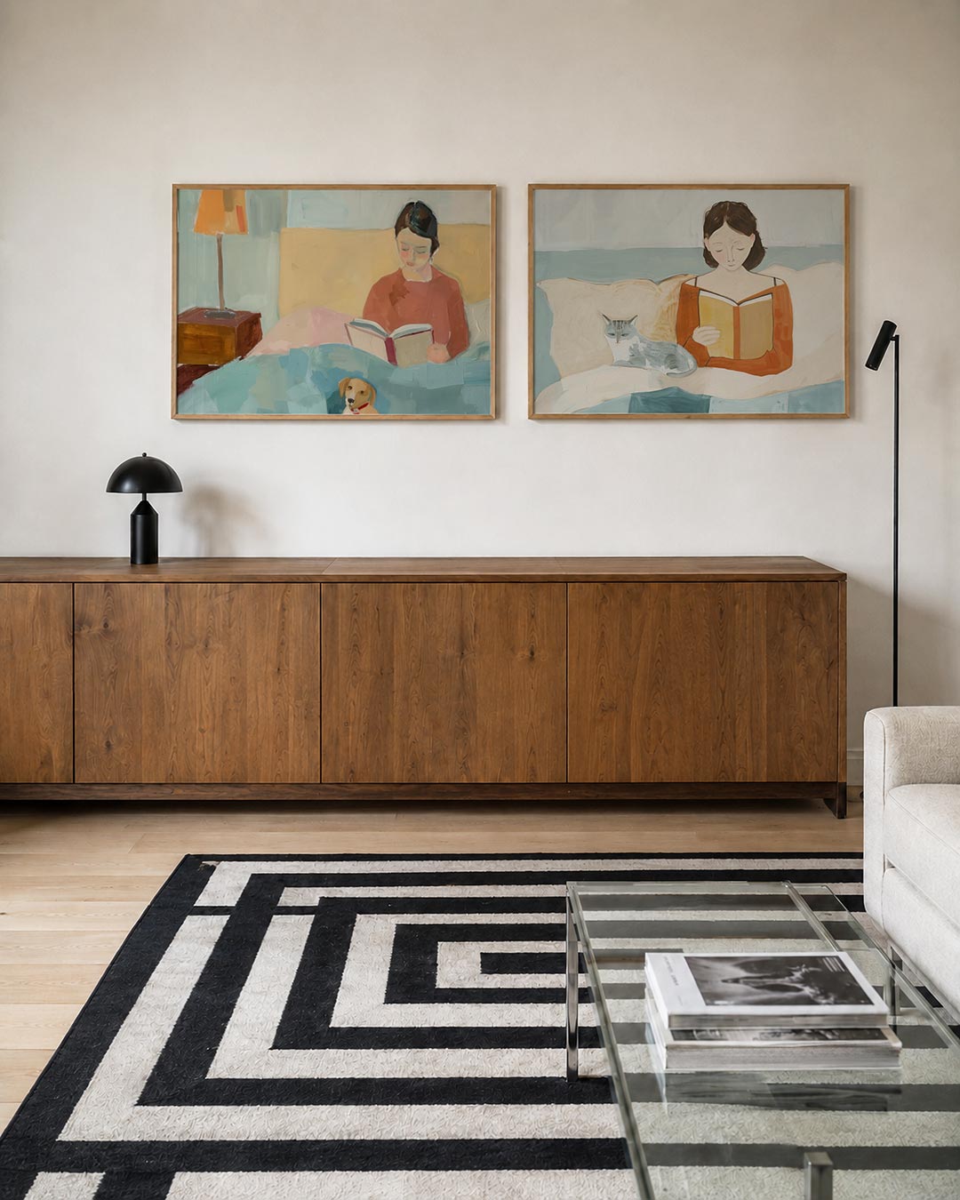 Tweedelige posterset met een vrouw met een boek in bed, omringd door zachte pastelkleuren, getoond in een interieur