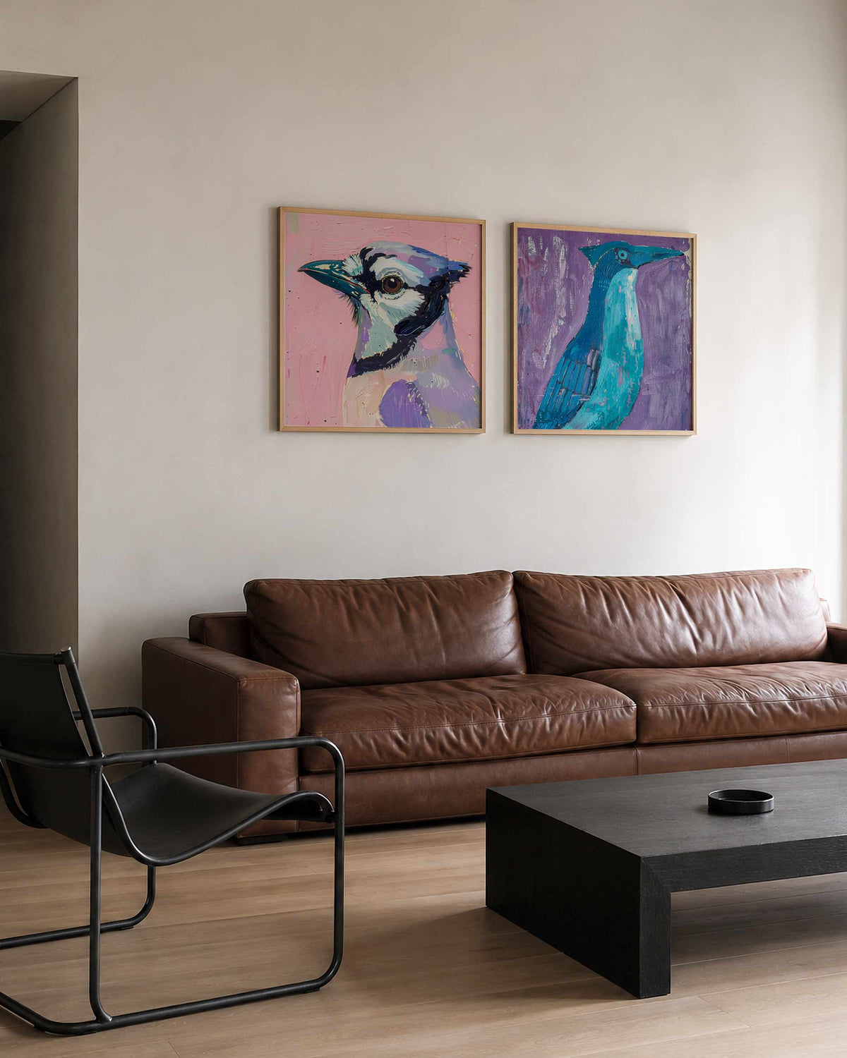 Interieurpresentatie van een tweedelige vierkante posterset met vogels in kleur