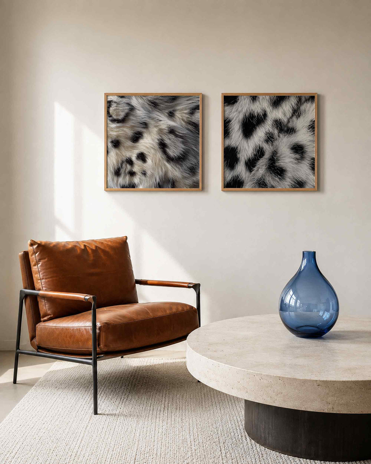 Interieurpresentatie van een tweedelige vierkante posterset met zwart witte koeienvacht