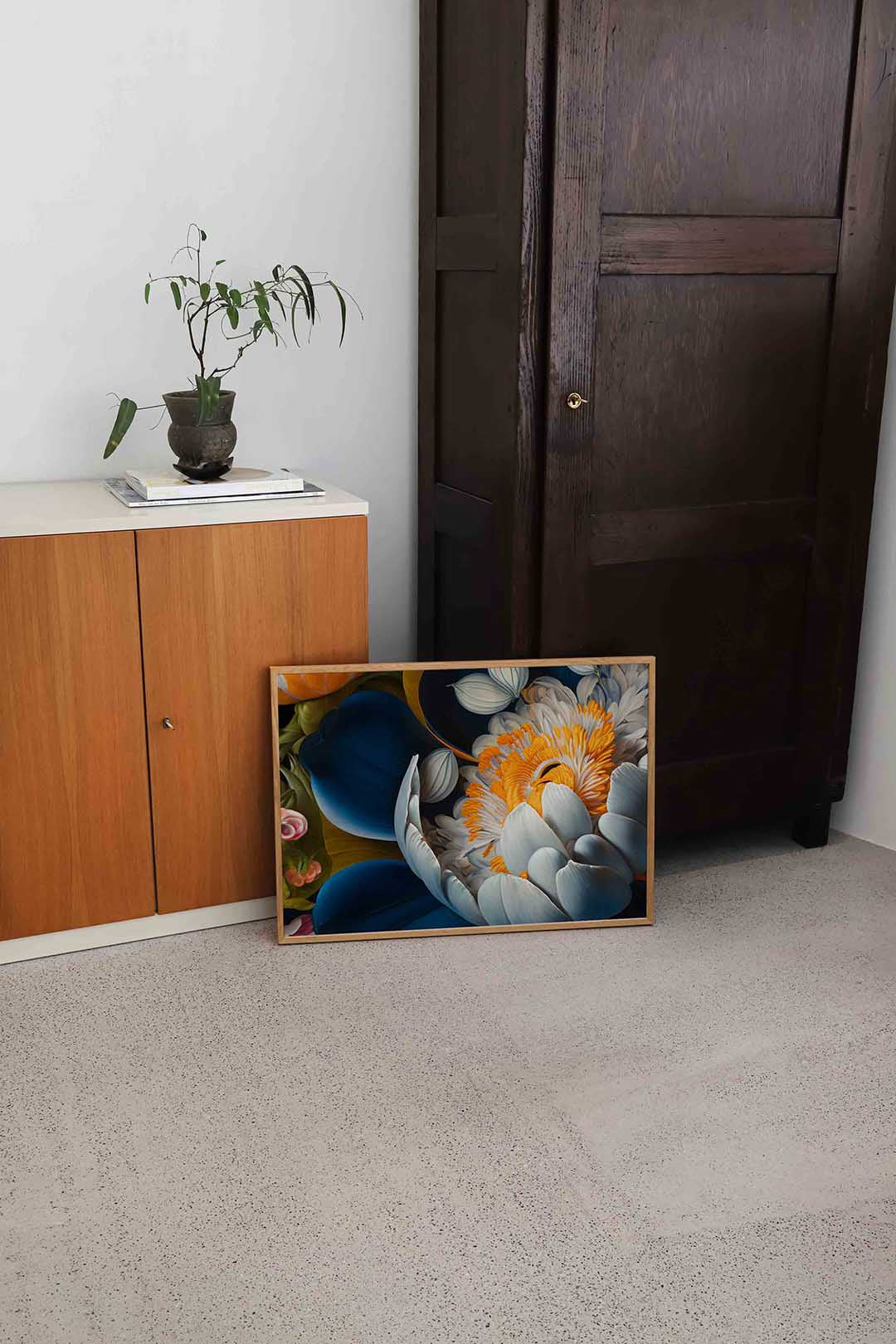 Bloem met blauwe en oranje accenten Poster