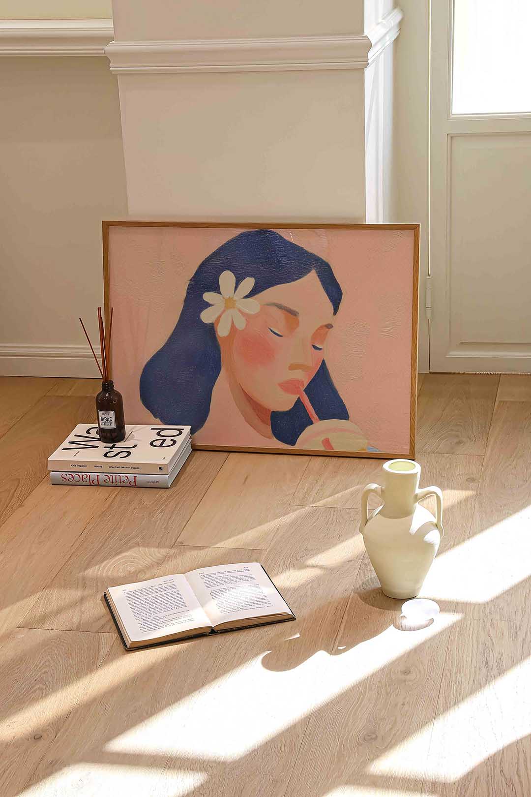 Vrouw met bloem en drankje Poster
