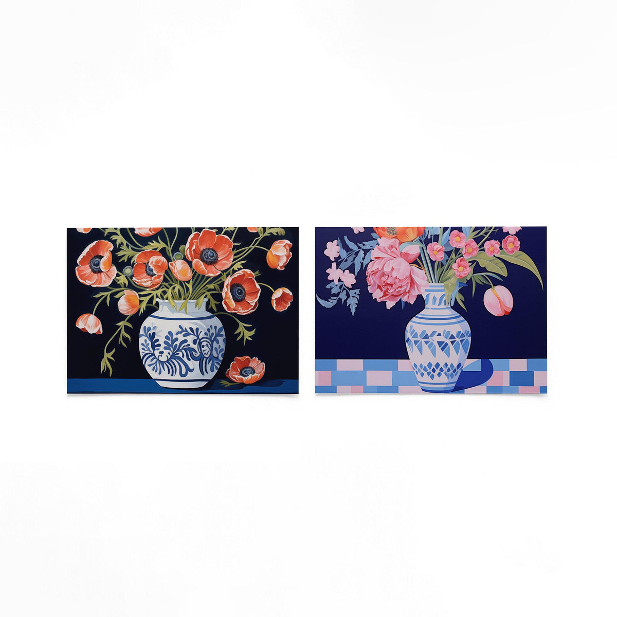 Twee liggende posters met een vaas met blauwe patronen gevuld met levendige oranje bloemen op een gebroken witte achtergrond