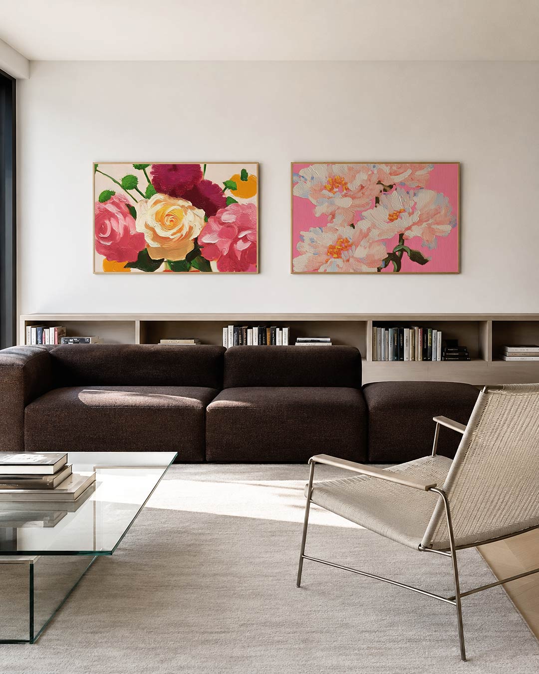Tweedelige posterset met een speelse verzameling van bloemen in roze, geel en groen, getoond in een interieur