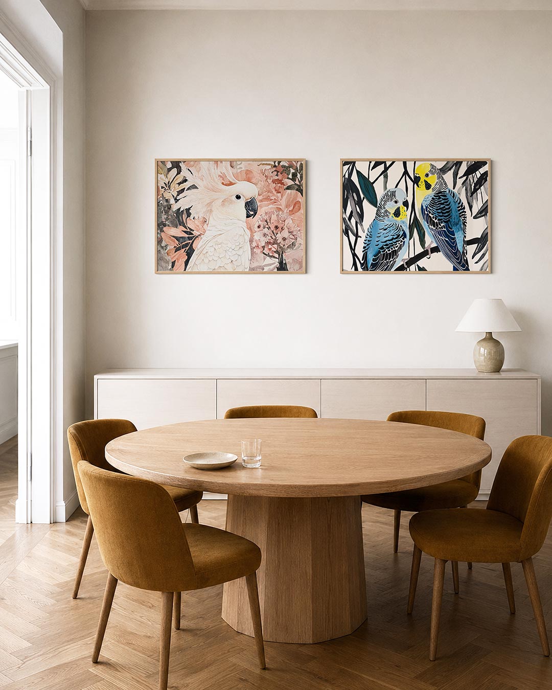 Twee liggende posters met een sierlijke witte vogel met een indrukwekkende kuif, aan de muur in een interieur