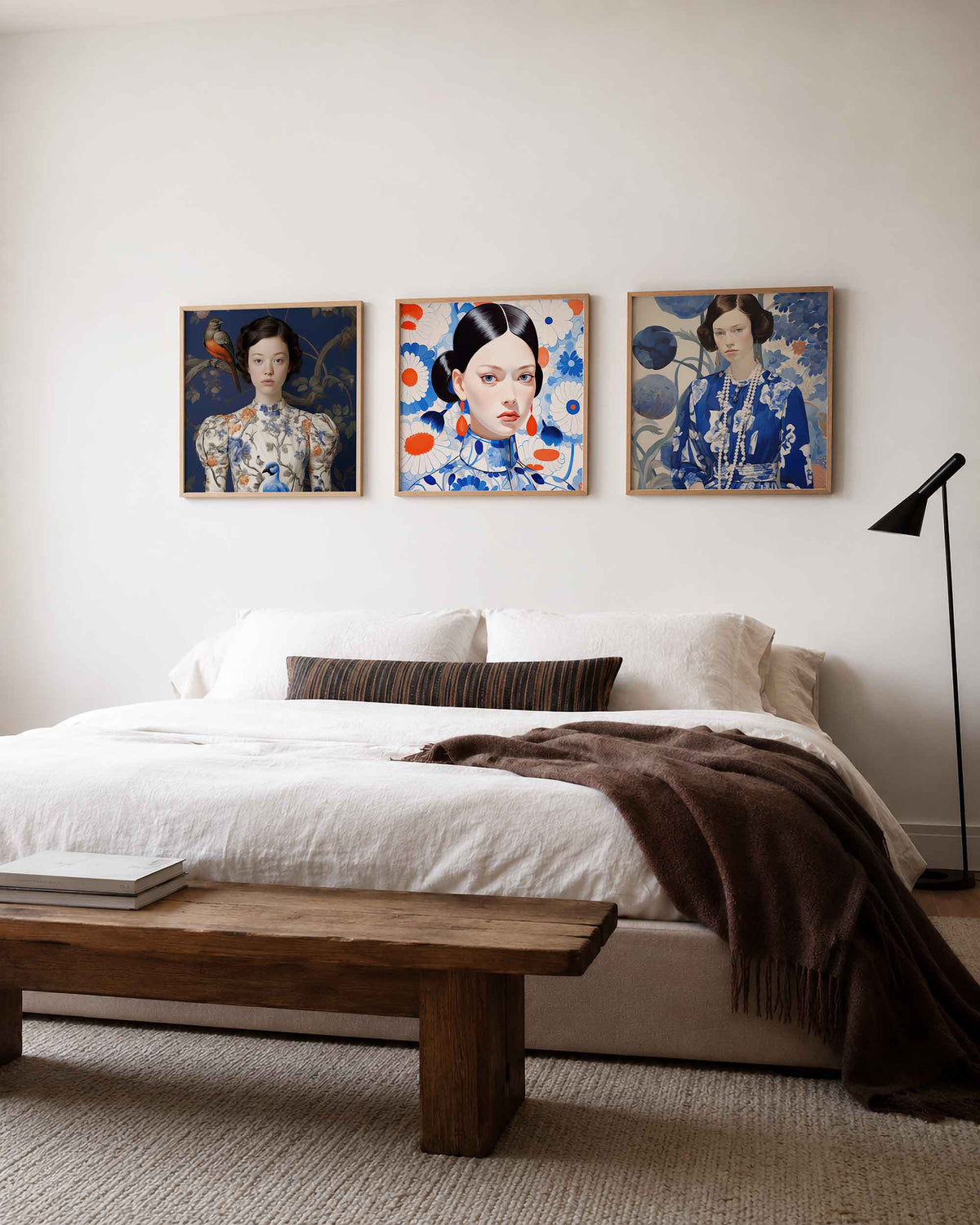 Interieurpresentatie van een driedelige vierkante posterset met vrouwenportretten met bloemen