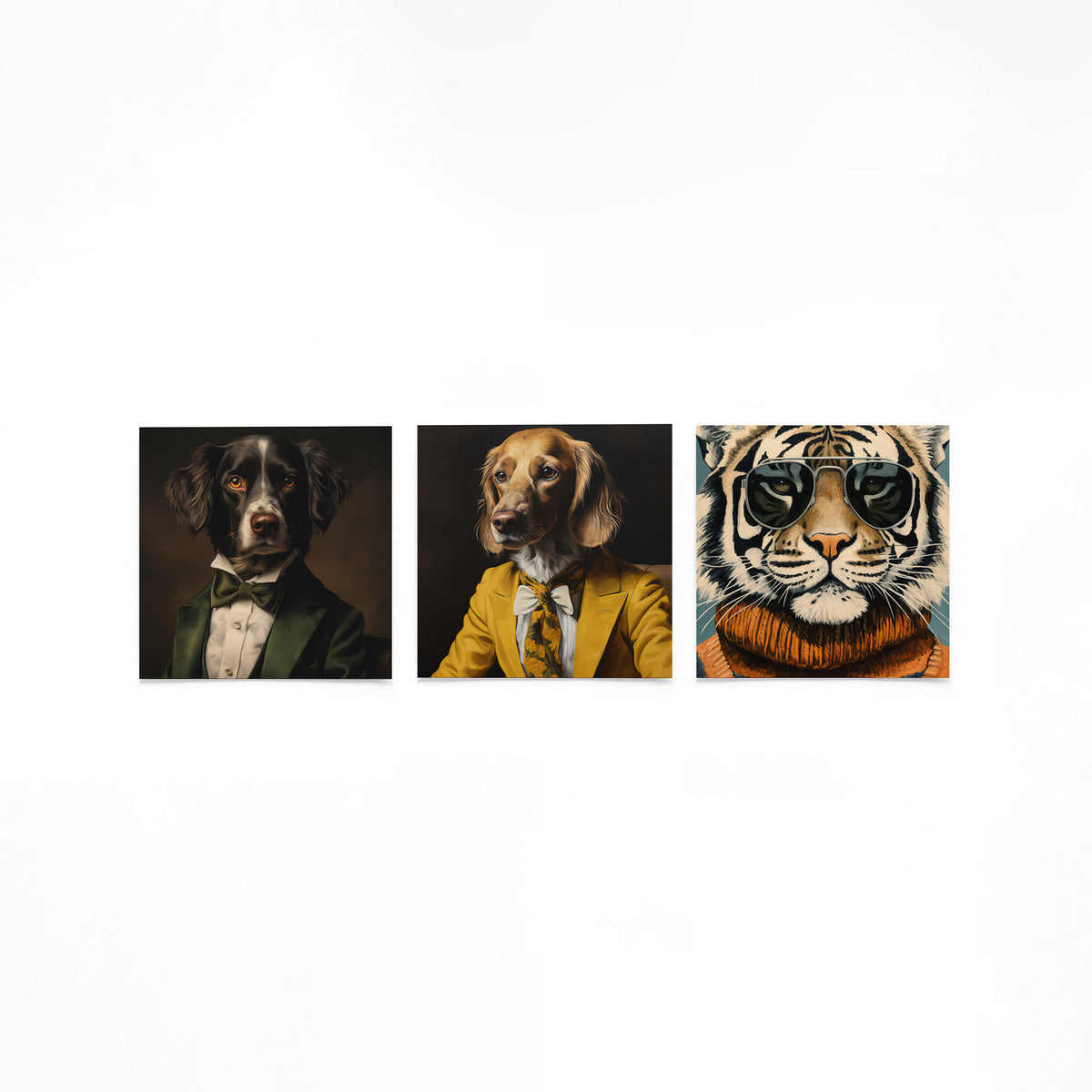 Drie vierkante posters met dieren in kostuum op een gebroken witte achtergrond