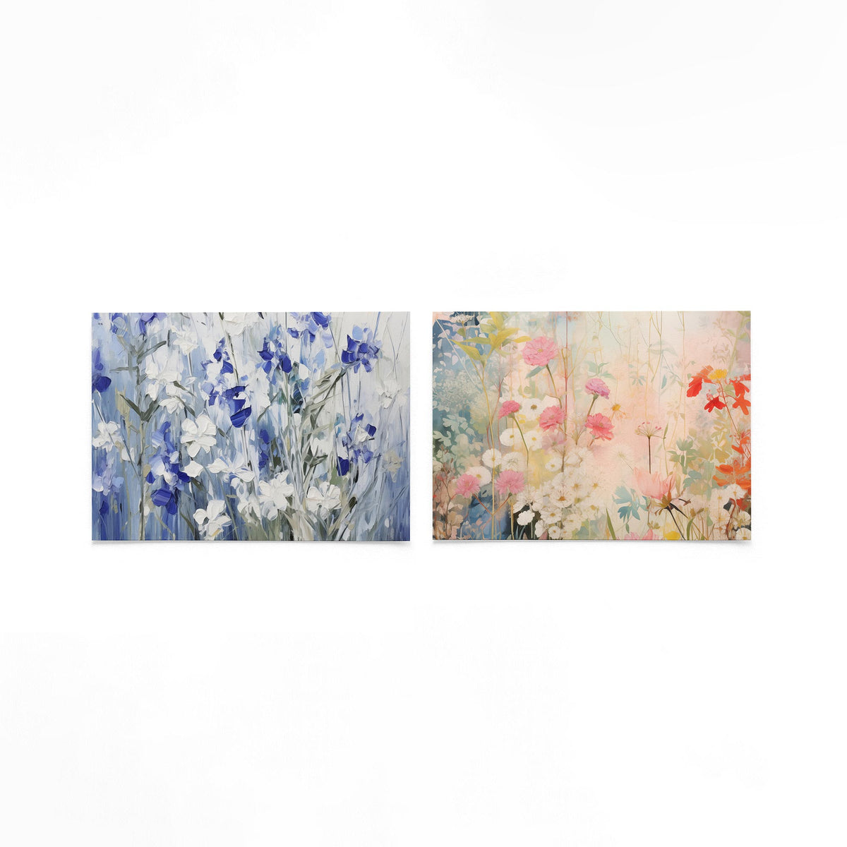 Twee liggende posters met witte en blauwe bloemen tegen een zachte, wazige achtergrond op een gebroken witte achtergrond