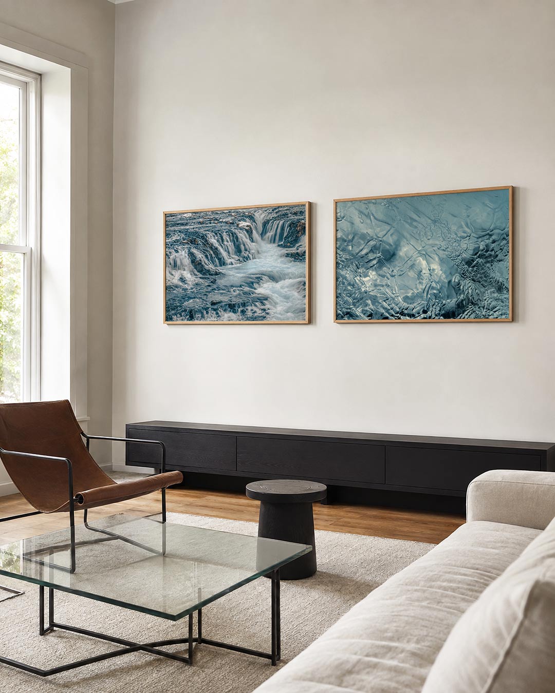 Interieur met liggend fotografisch tweeluik waterval en ijsglas – Gerald Emming