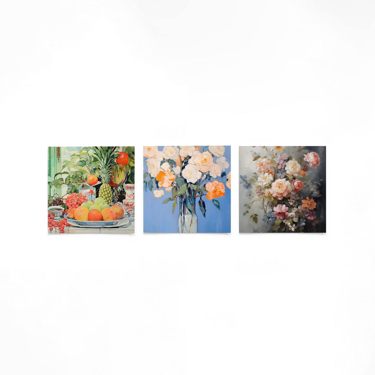 Drie vierkante posters met bloemen en fruit op een gebroken witte achtergrond