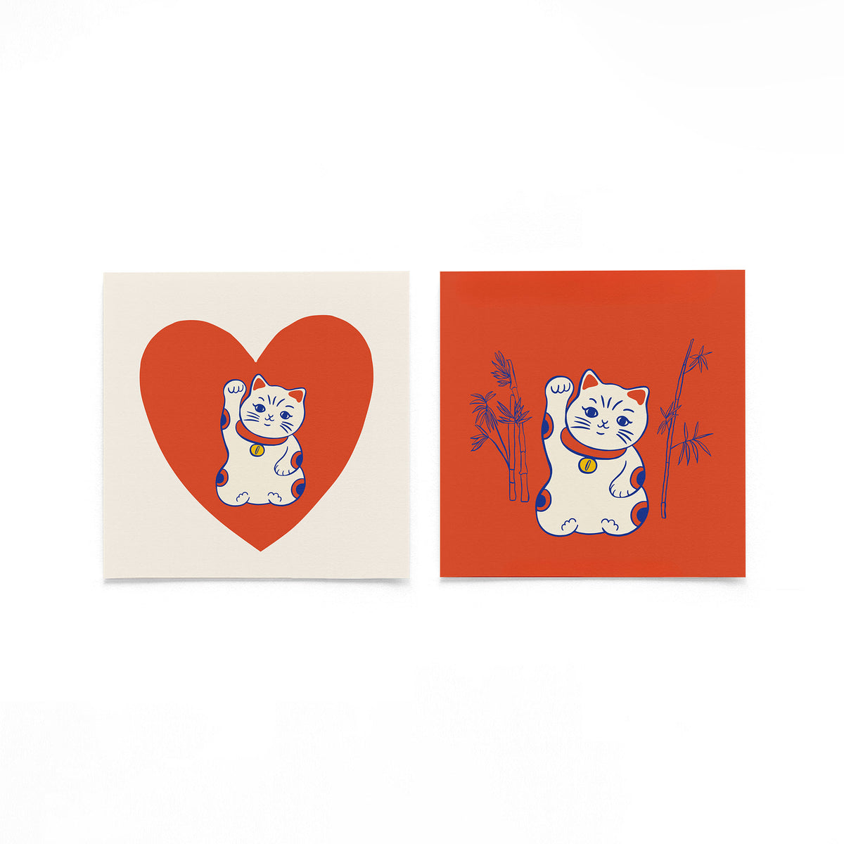 Twee vierkante posters met gelukskat en bamboe op een gebroken witte achtergrond