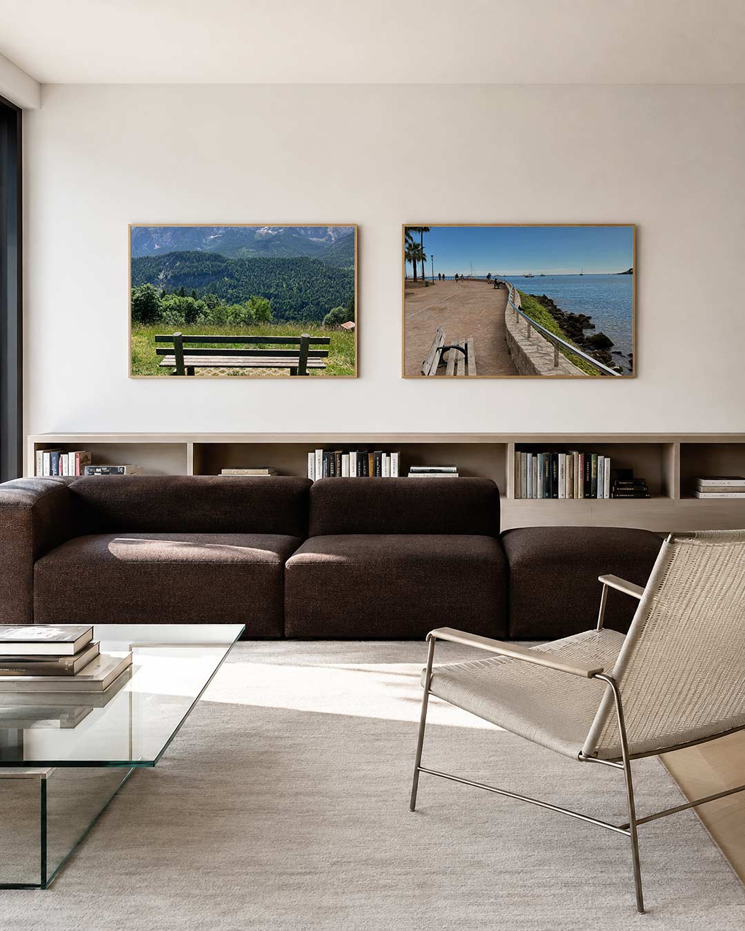 Interieur met liggend fotografisch tweeluik banken aan blauwe horizonnen – Gerald Emming