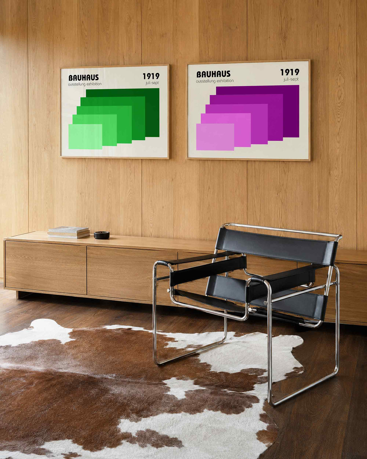 Interieurmockup van tweedelige landscape-posterset met groene en paarse vlakken