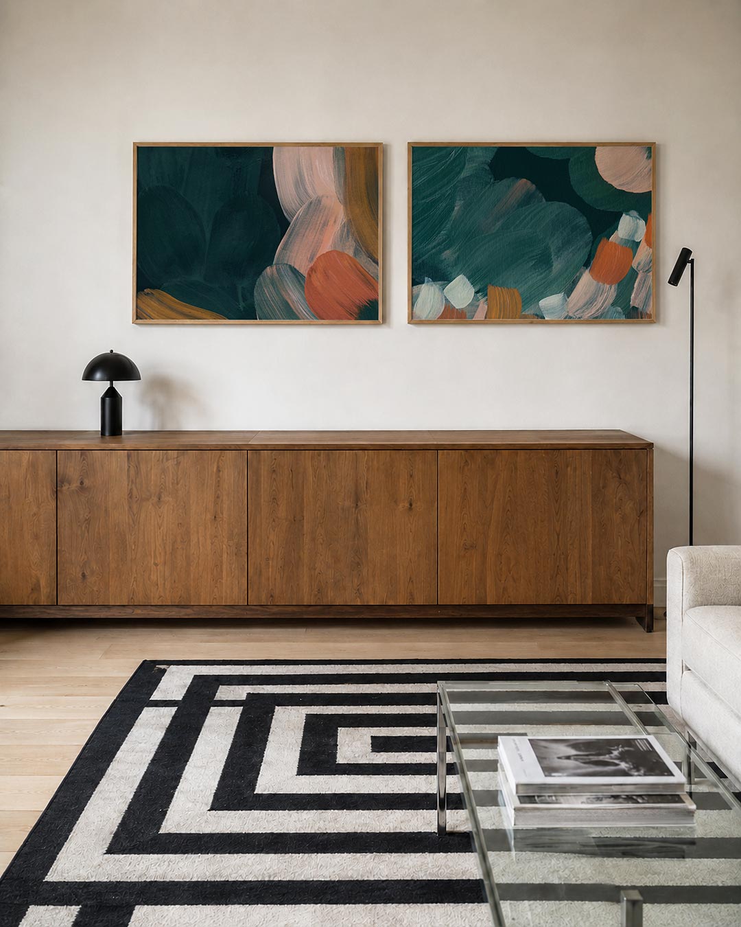 Tweedelige posterset met vloeiende penseelstreken in warme tinten, getoond in een interieur