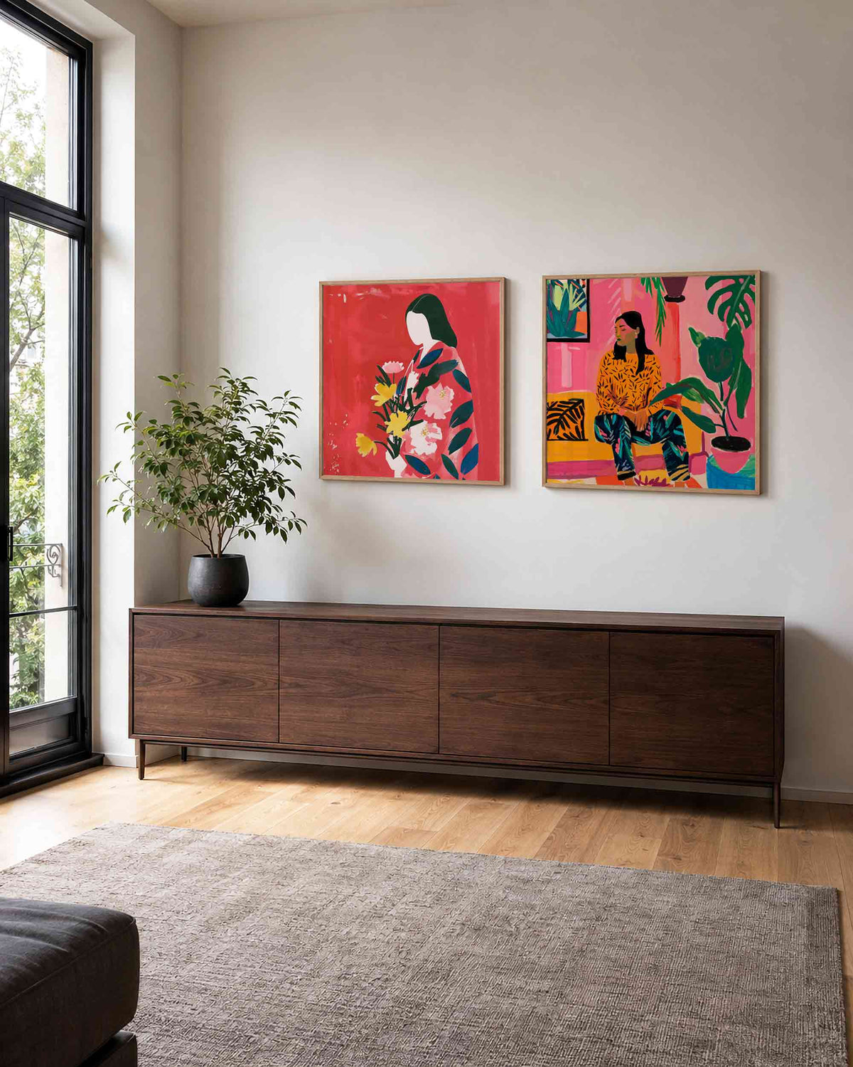 Interieurpresentatie van een tweedelige vierkante posterset met bloemen en vrouw
