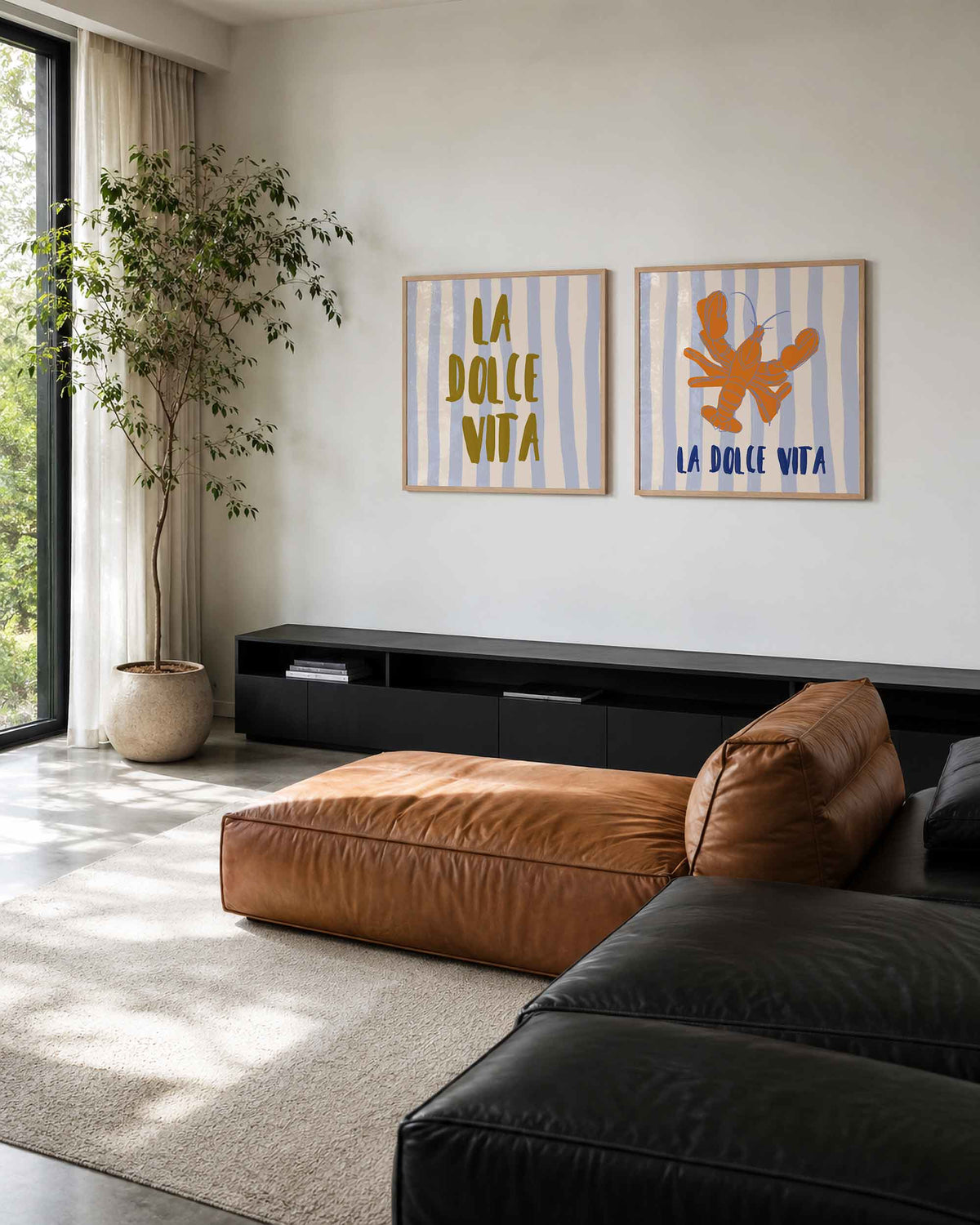 Interieurpresentatie van een tweedelige vierkante posterset met la dolce vita poster set