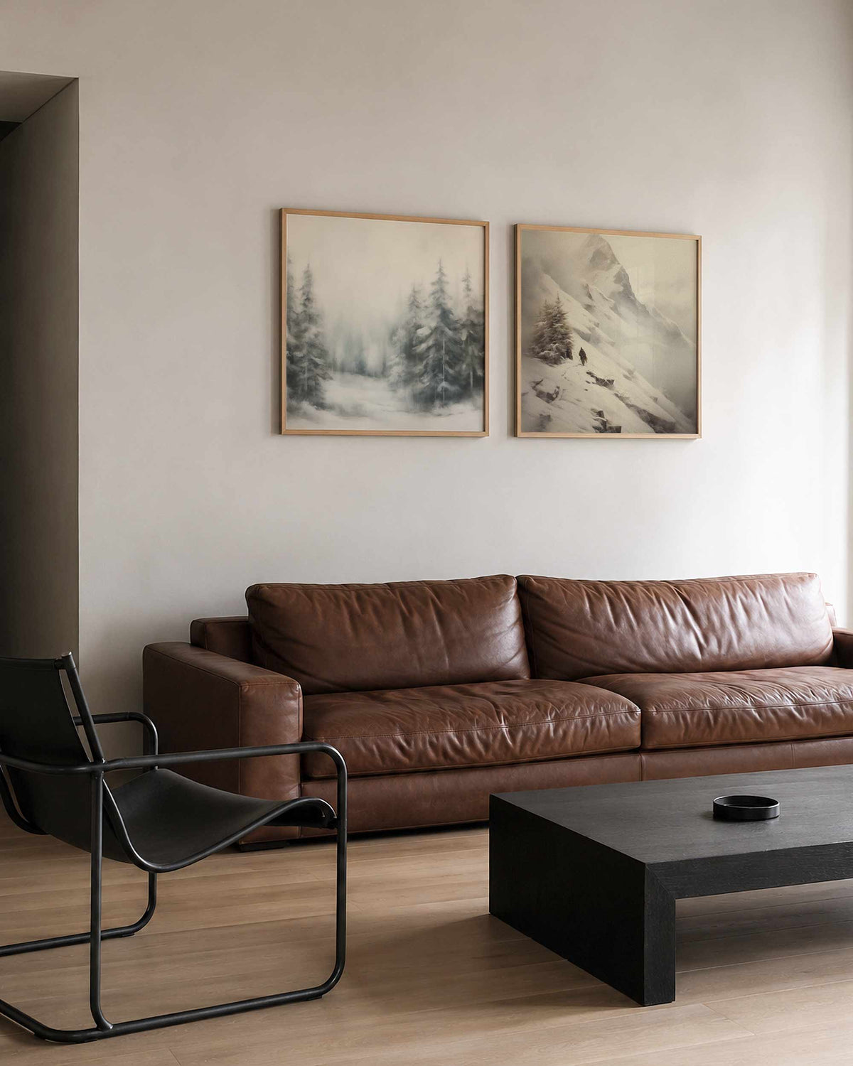 Interieurpresentatie van een tweedelige vierkante posterset met besneeuwd bos en berg