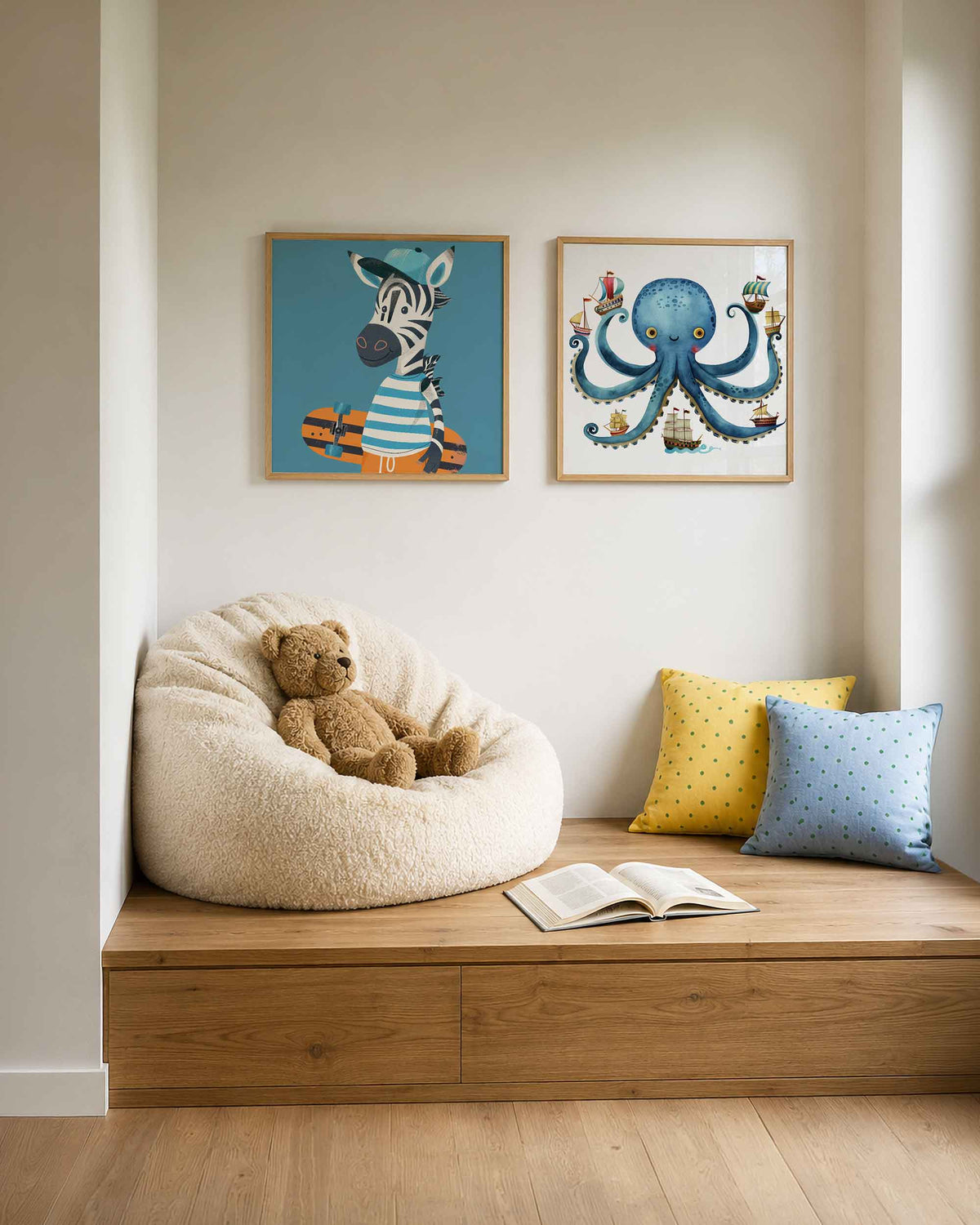 Interieurpresentatie van een tweedelige vierkante posterset met zebra en octopus