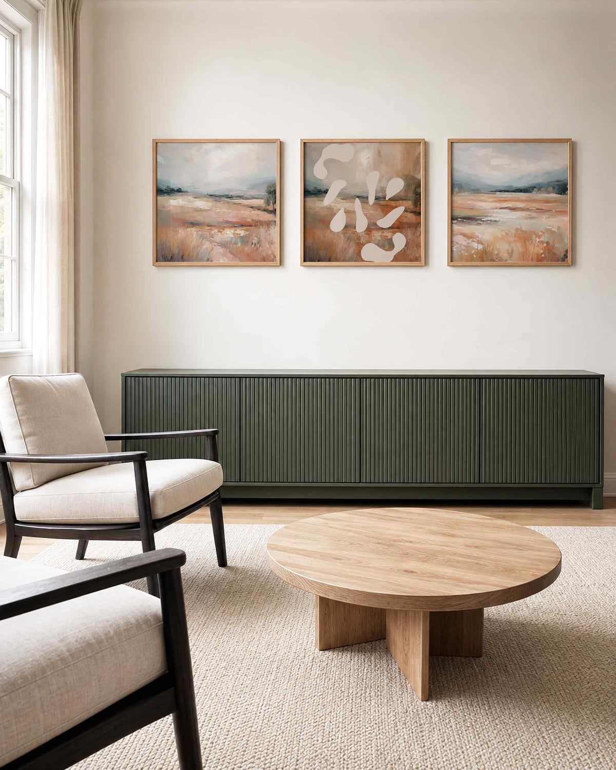 Interieurpresentatie van een driedelige vierkante posterset met abstracte landschappen