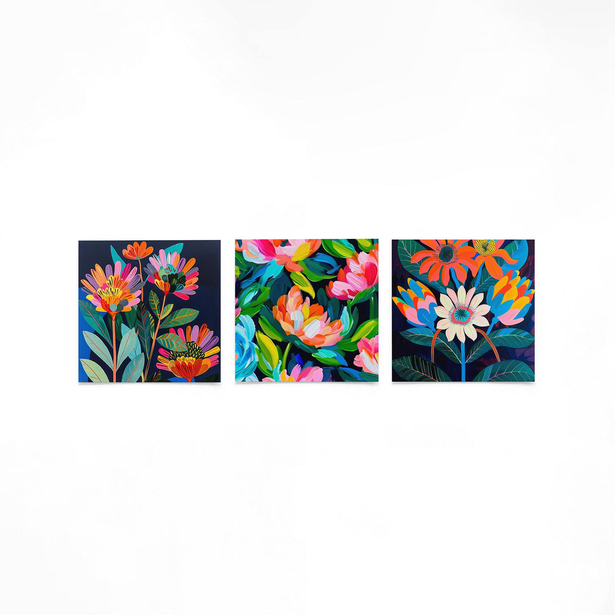 Drie vierkante posters met kleurrijke bloemen op een gebroken witte achtergrond