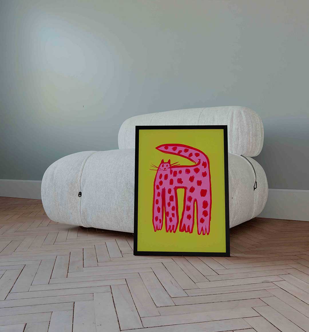 Roze kat op gele achtergrond Poster