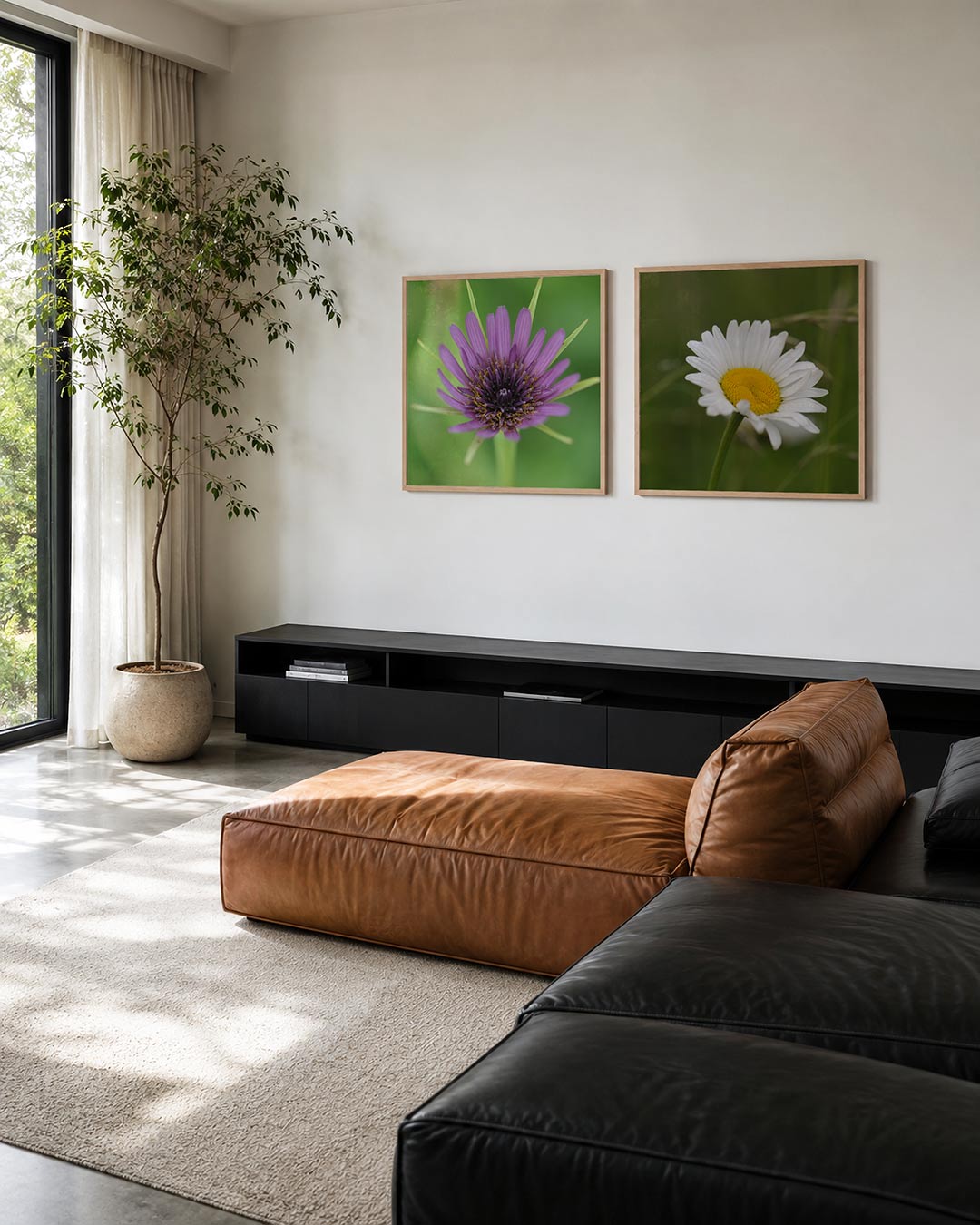 Interieur met vierkant fotografisch tweeluik bloemen in contrast – Gerald Emming