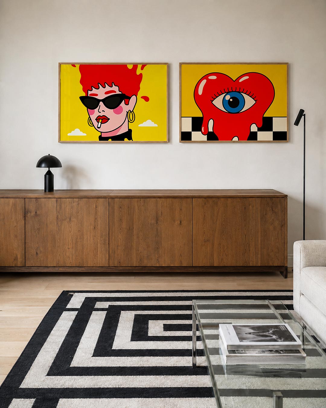 Twee liggende posters met een portret met felrood haar, aan de muur in een interieur